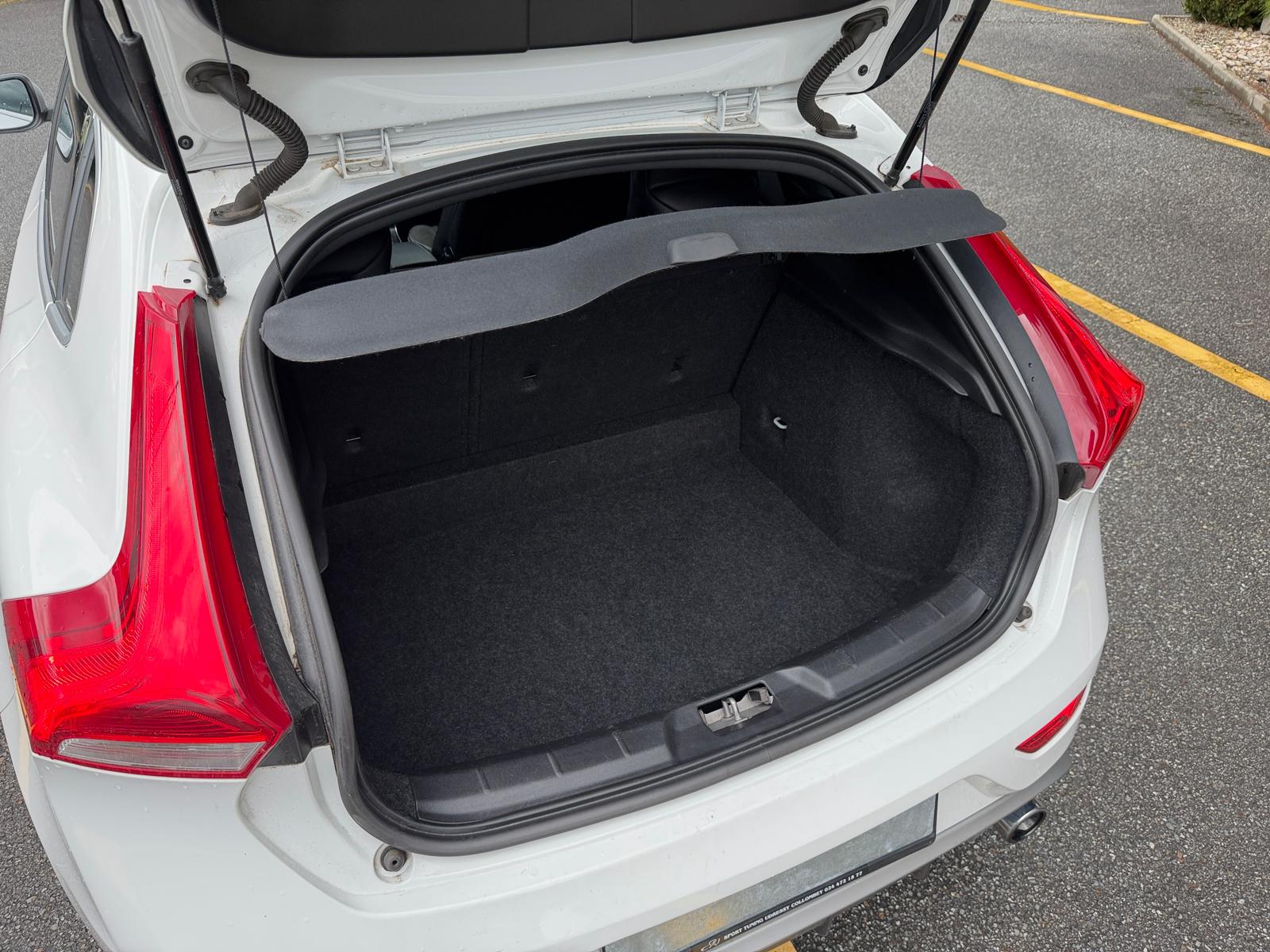 VOLVO V40 T2 Momentum R-Design Geartronic-image-12