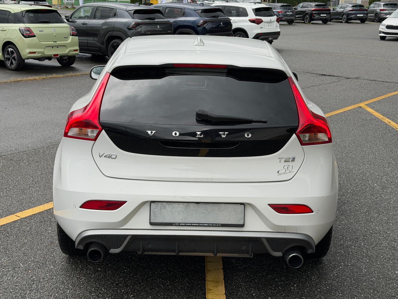 VOLVO V40 T2 Momentum R-Design Geartronic-image-3