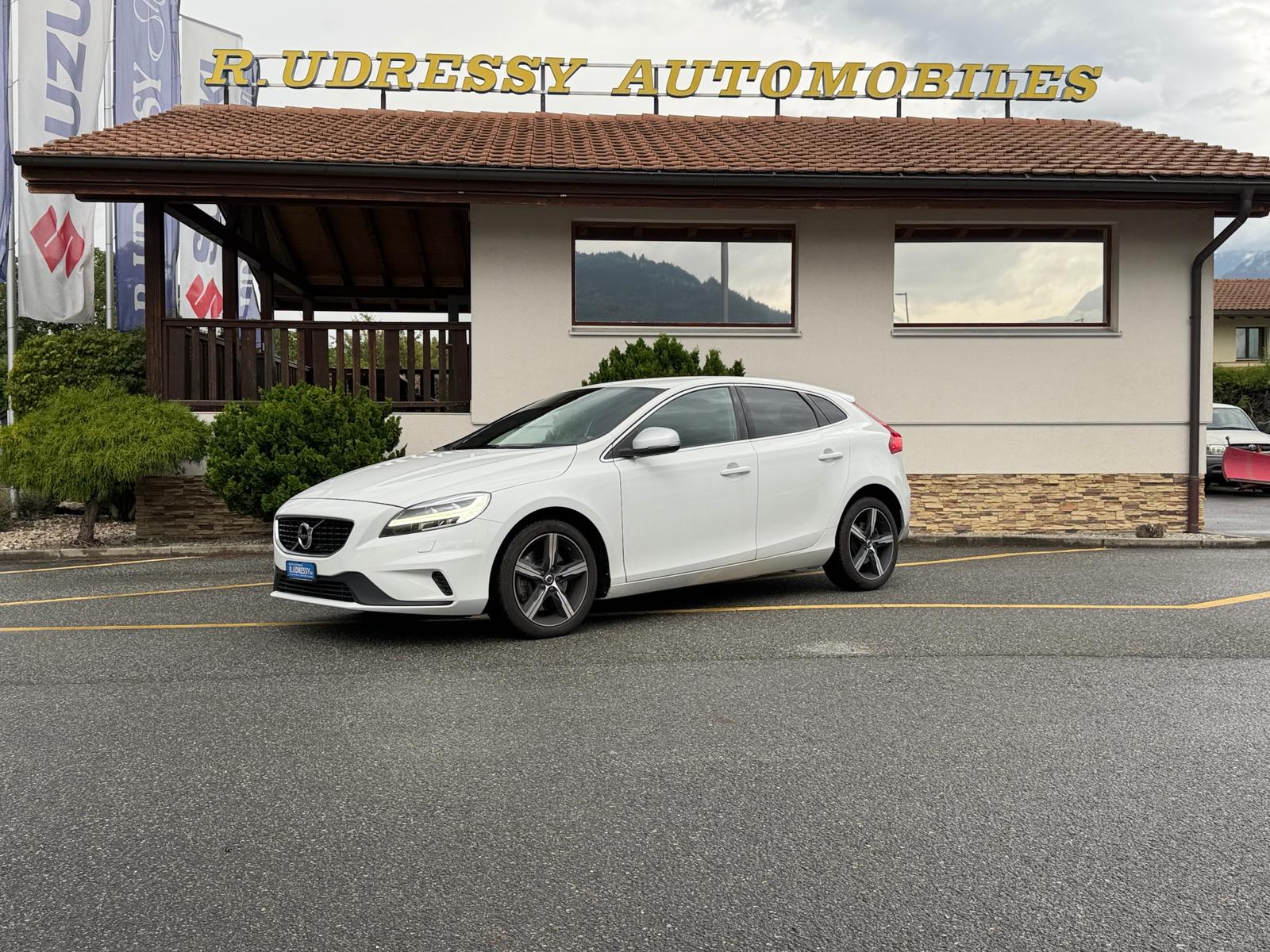 VOLVO V40 T2 Momentum R-Design Geartronic