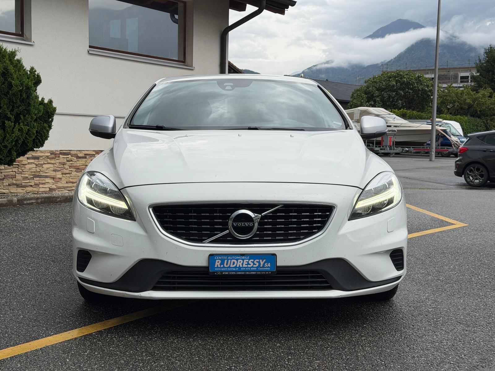 VOLVO V40 T2 Momentum R-Design Geartronic-image-6