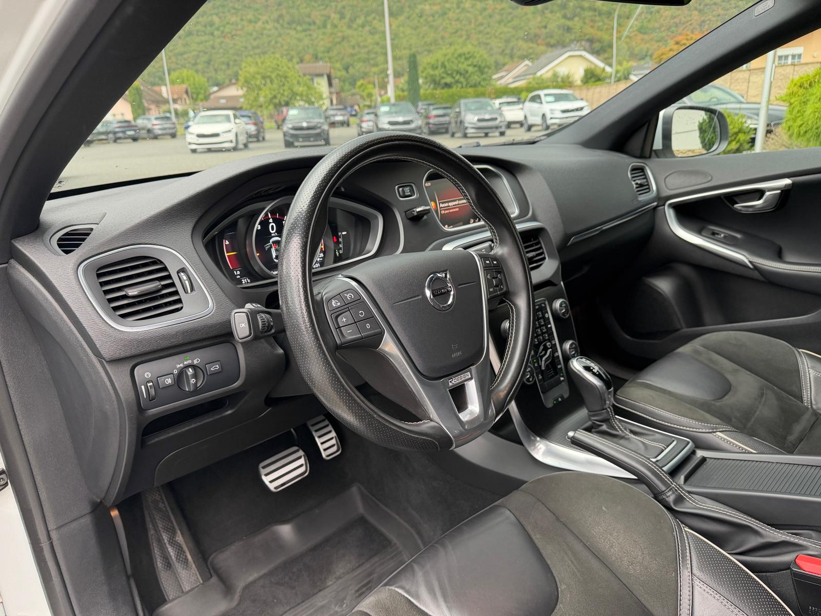 VOLVO V40 T2 Momentum R-Design Geartronic-image-8