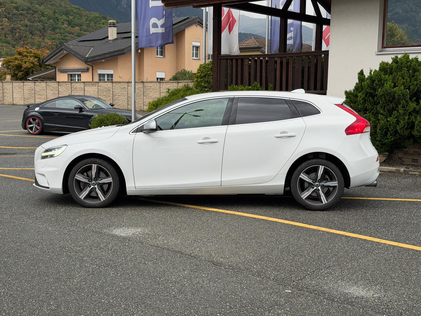 VOLVO V40 T2 Momentum R-Design Geartronic-image-1