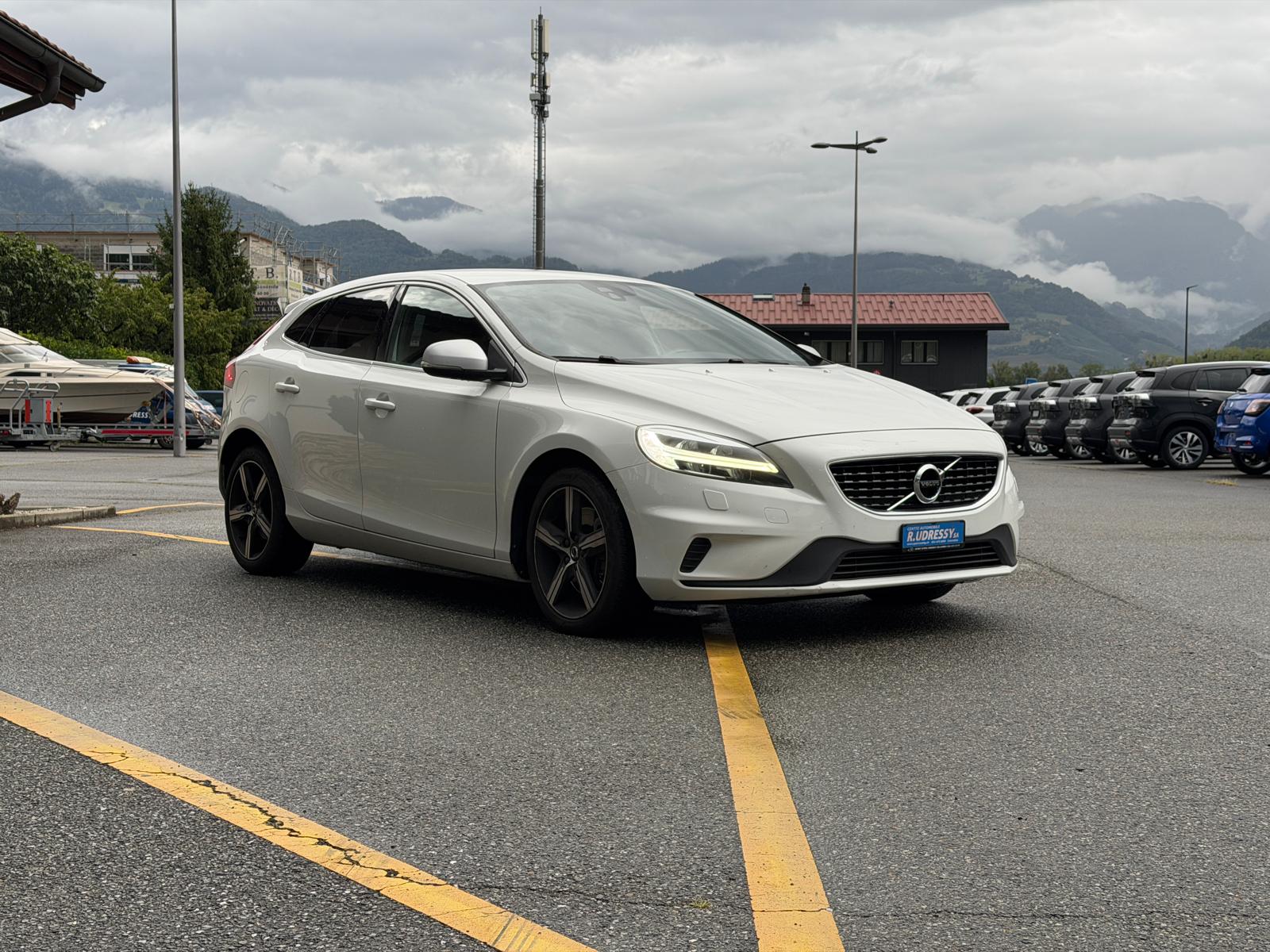 VOLVO V40 T2 Momentum R-Design Geartronic-image-5