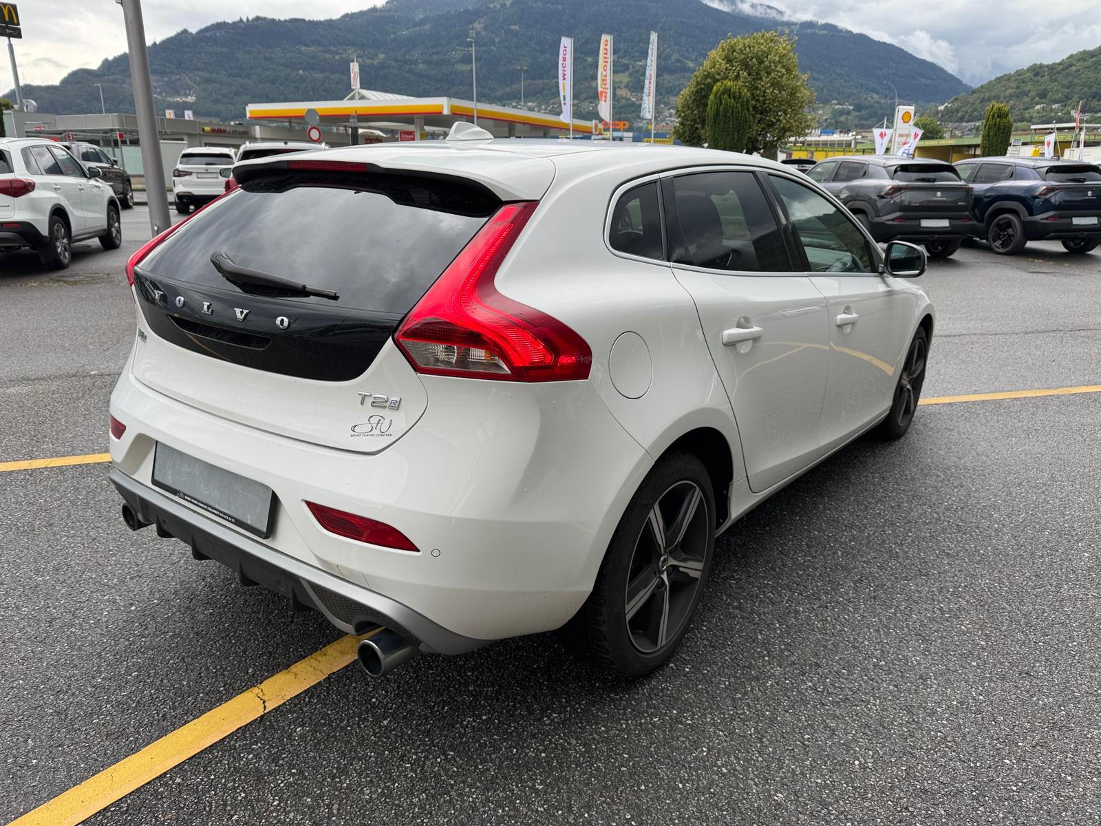 VOLVO V40 T2 Momentum R-Design Geartronic-image-4