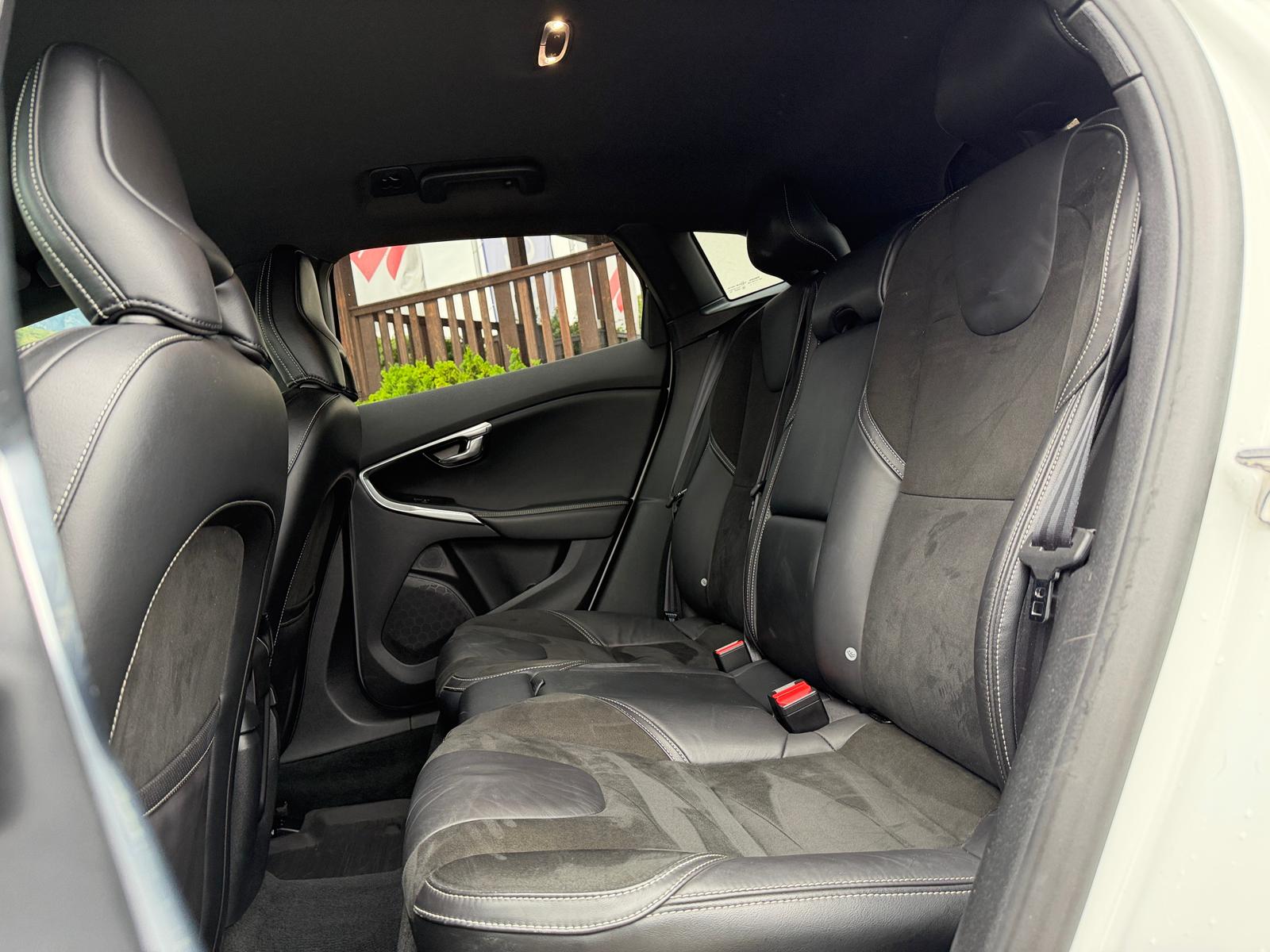 VOLVO V40 T2 Momentum R-Design Geartronic-image-11