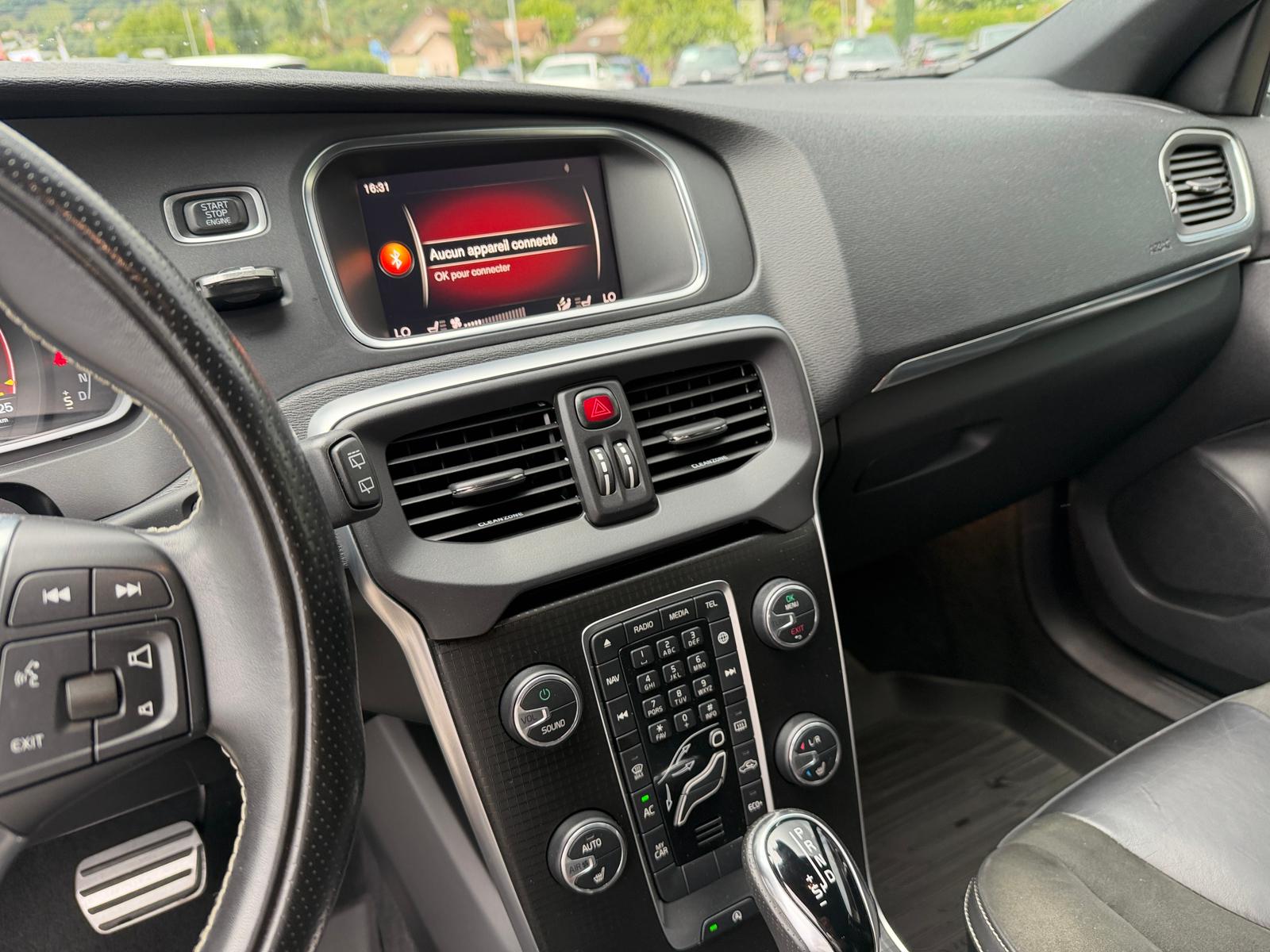 VOLVO V40 T2 Momentum R-Design Geartronic-image-9