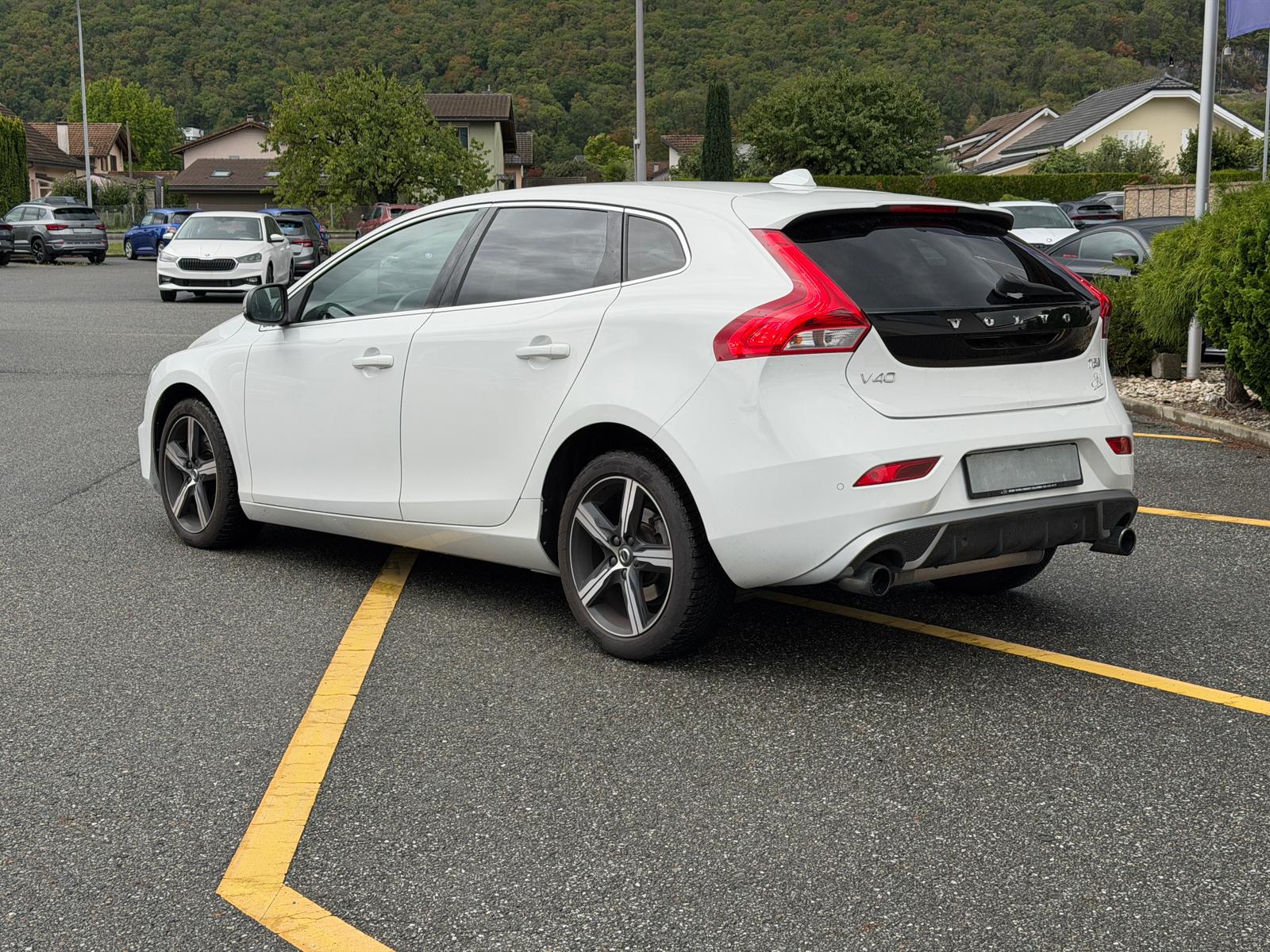 VOLVO V40 T2 Momentum R-Design Geartronic-image-2