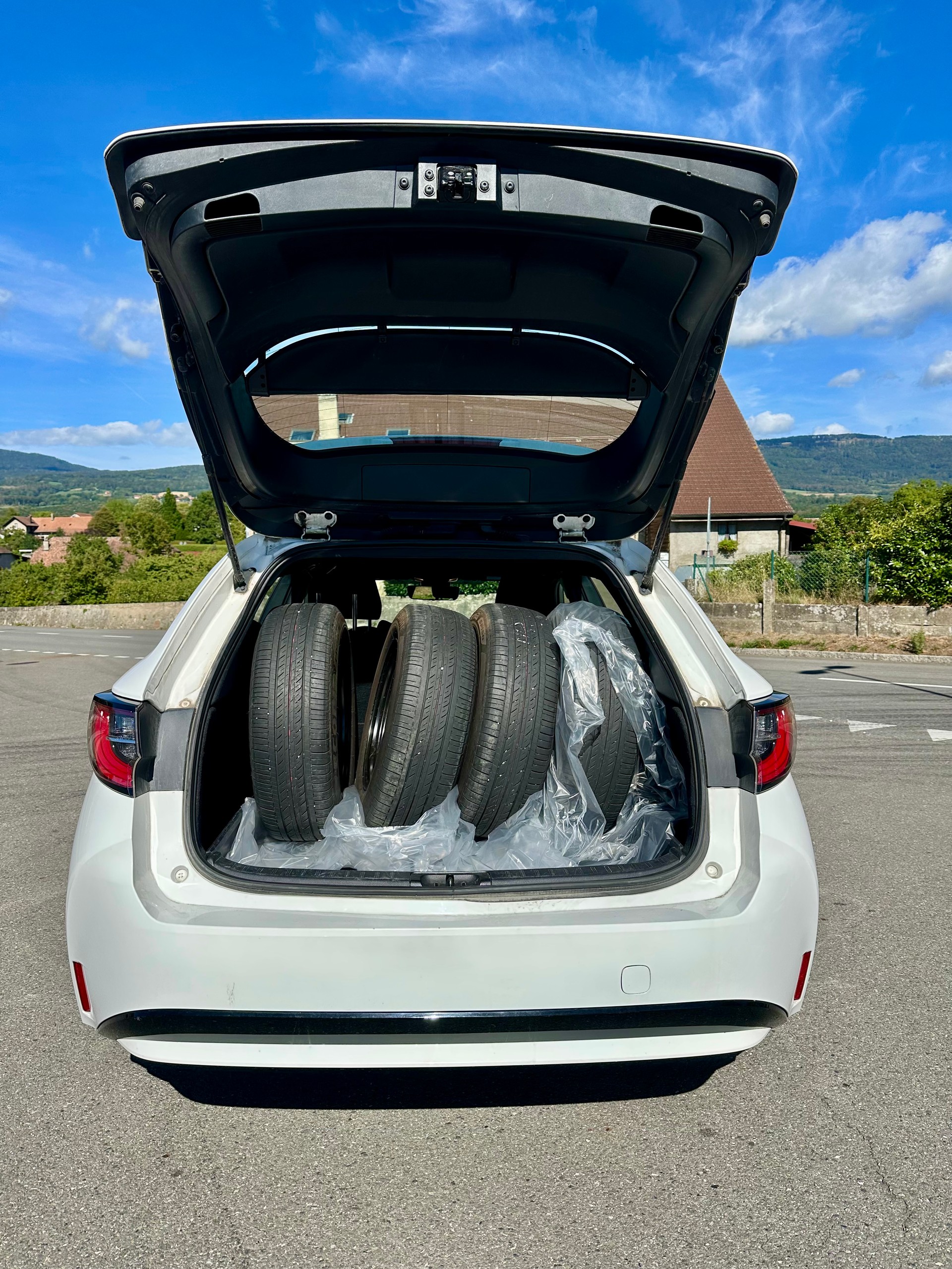 TOYOTA Corolla Touring Sports 1.8 HSD Comfort e-CVT-image-12
