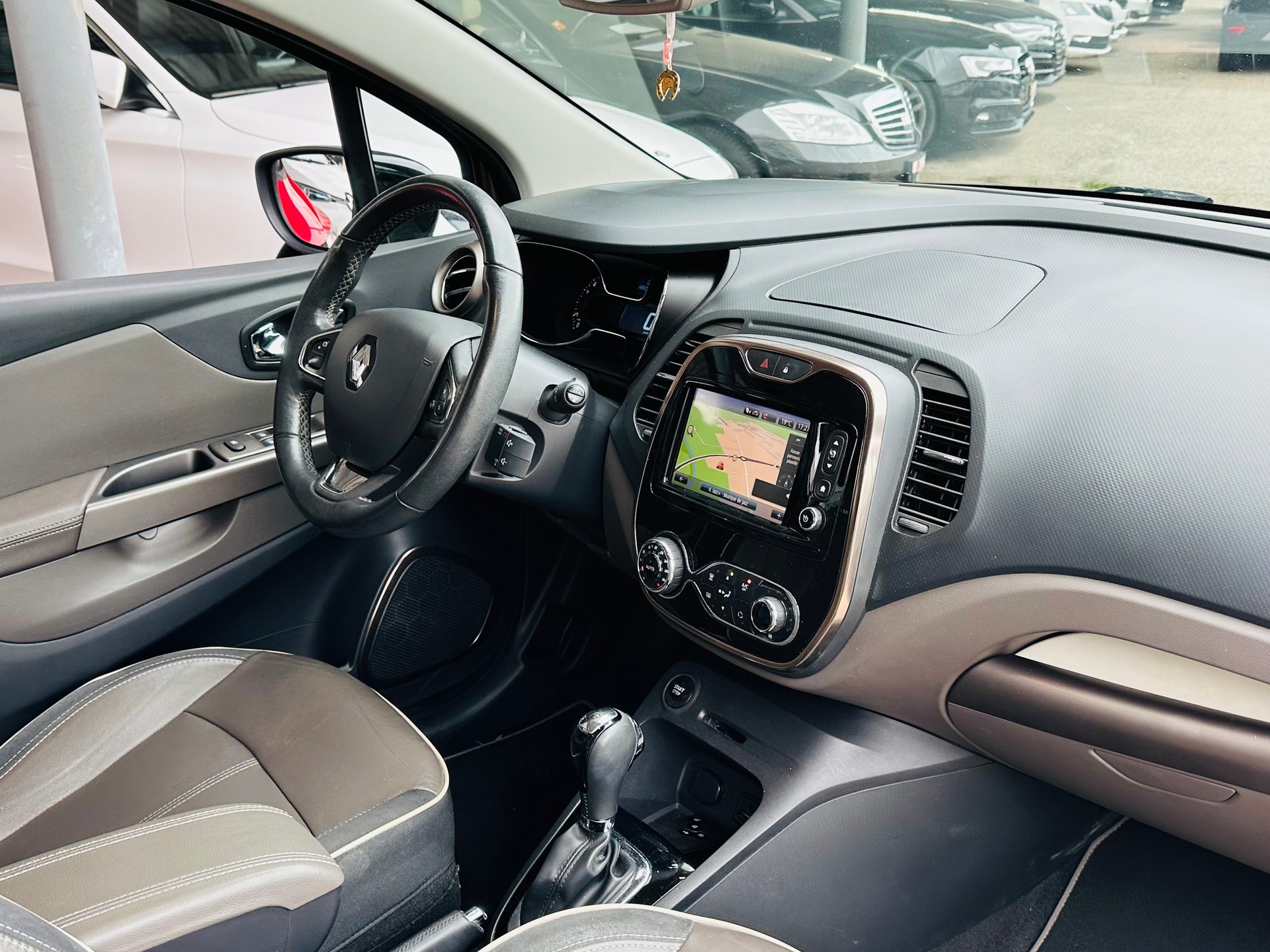 RENAULT Captur 1.2 T 16V Iconic EDC-image-16