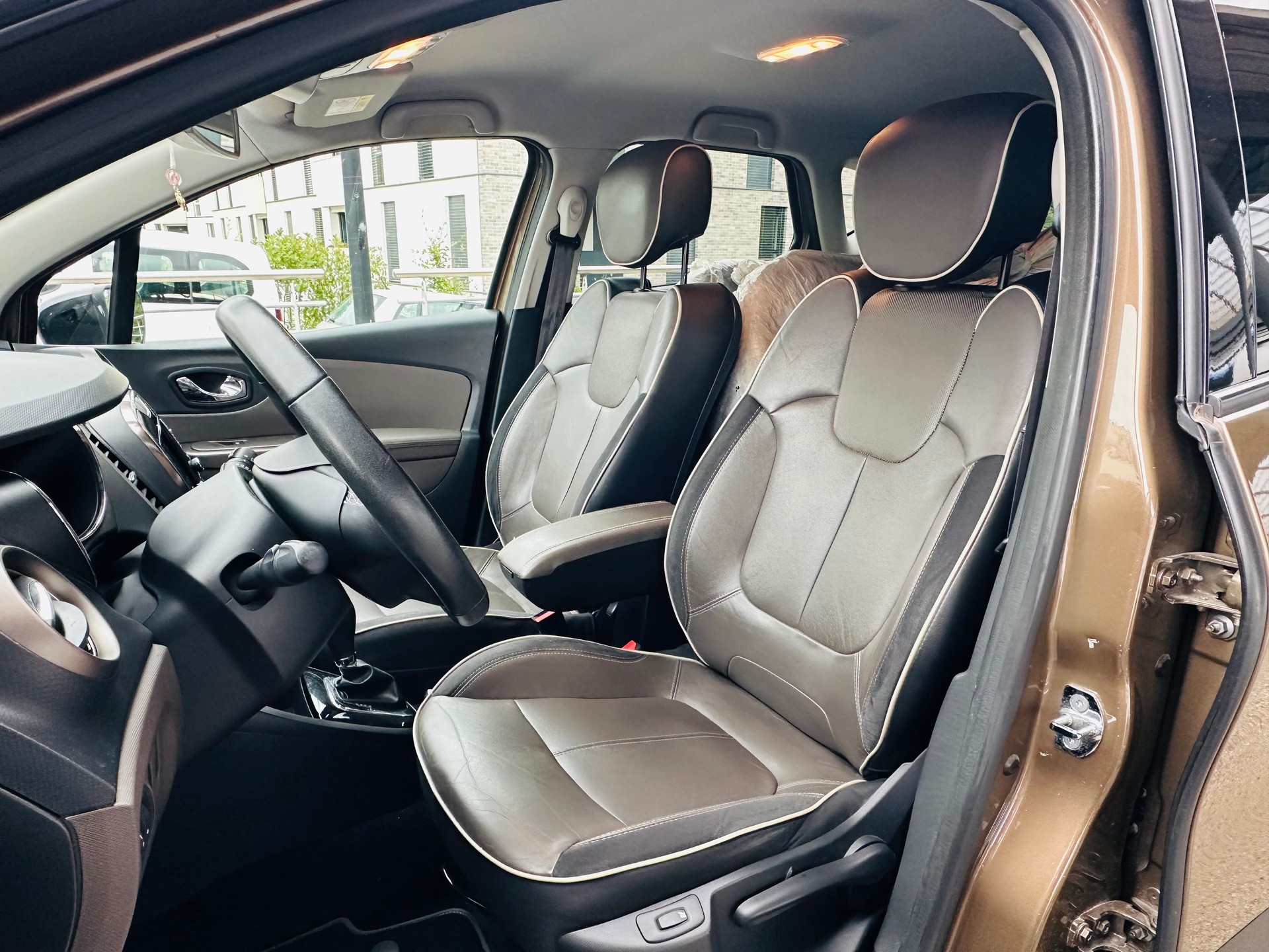 RENAULT Captur 1.2 T 16V Iconic EDC-image-12