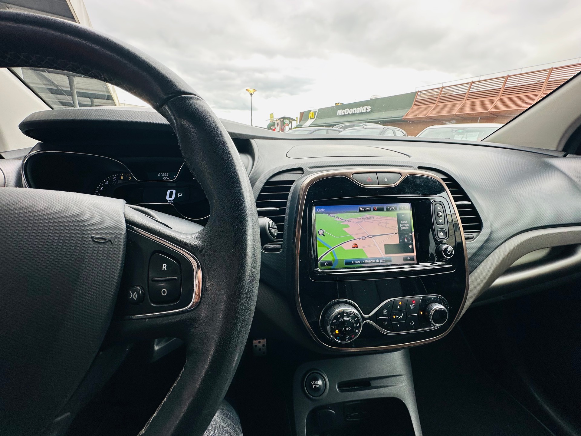 RENAULT Captur 1.2 T 16V Iconic EDC-image-13