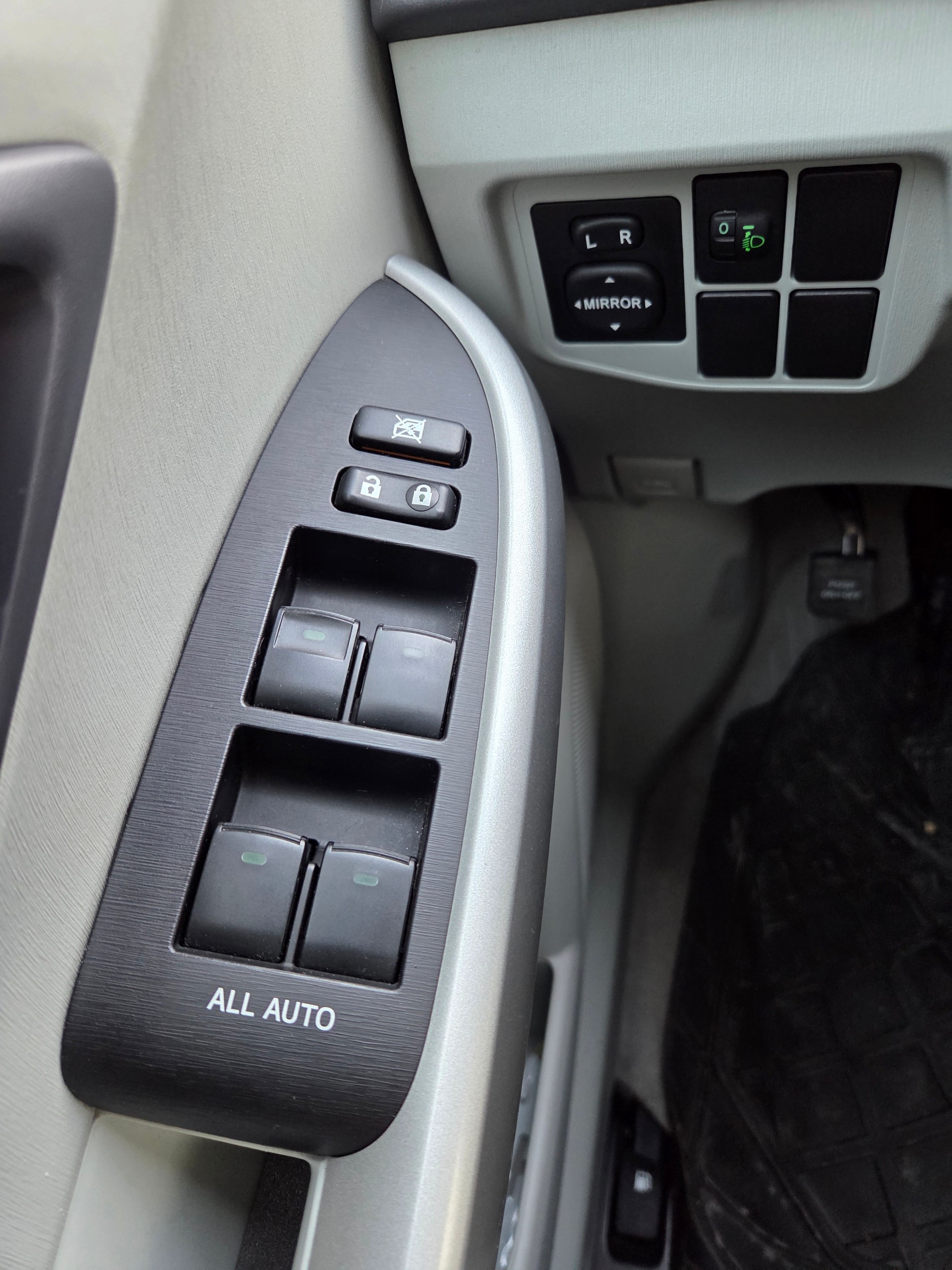 TOYOTA Prius 1.8 16V HSD Sol-image-14