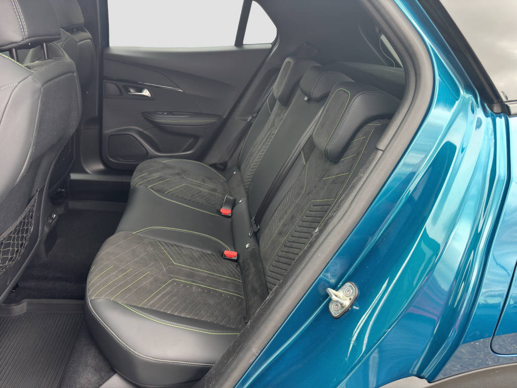 PEUGEOT 2008 1.2 Hybrid 145 GT-image-10