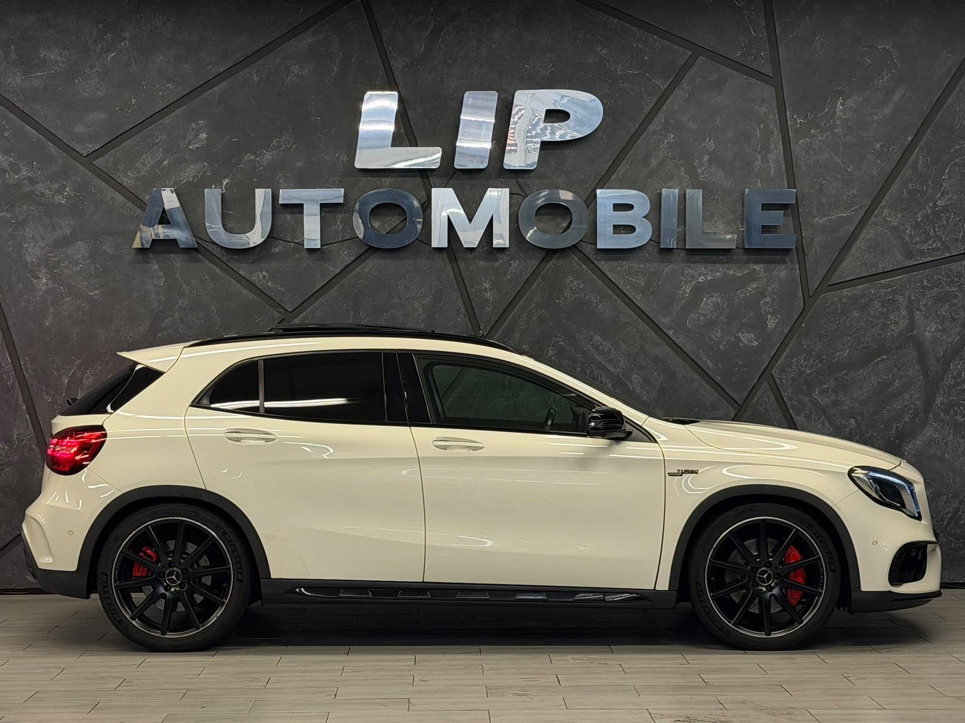 MERCEDES-BENZ GLA 45 AMG 4Matic 7G-DCT-image-4