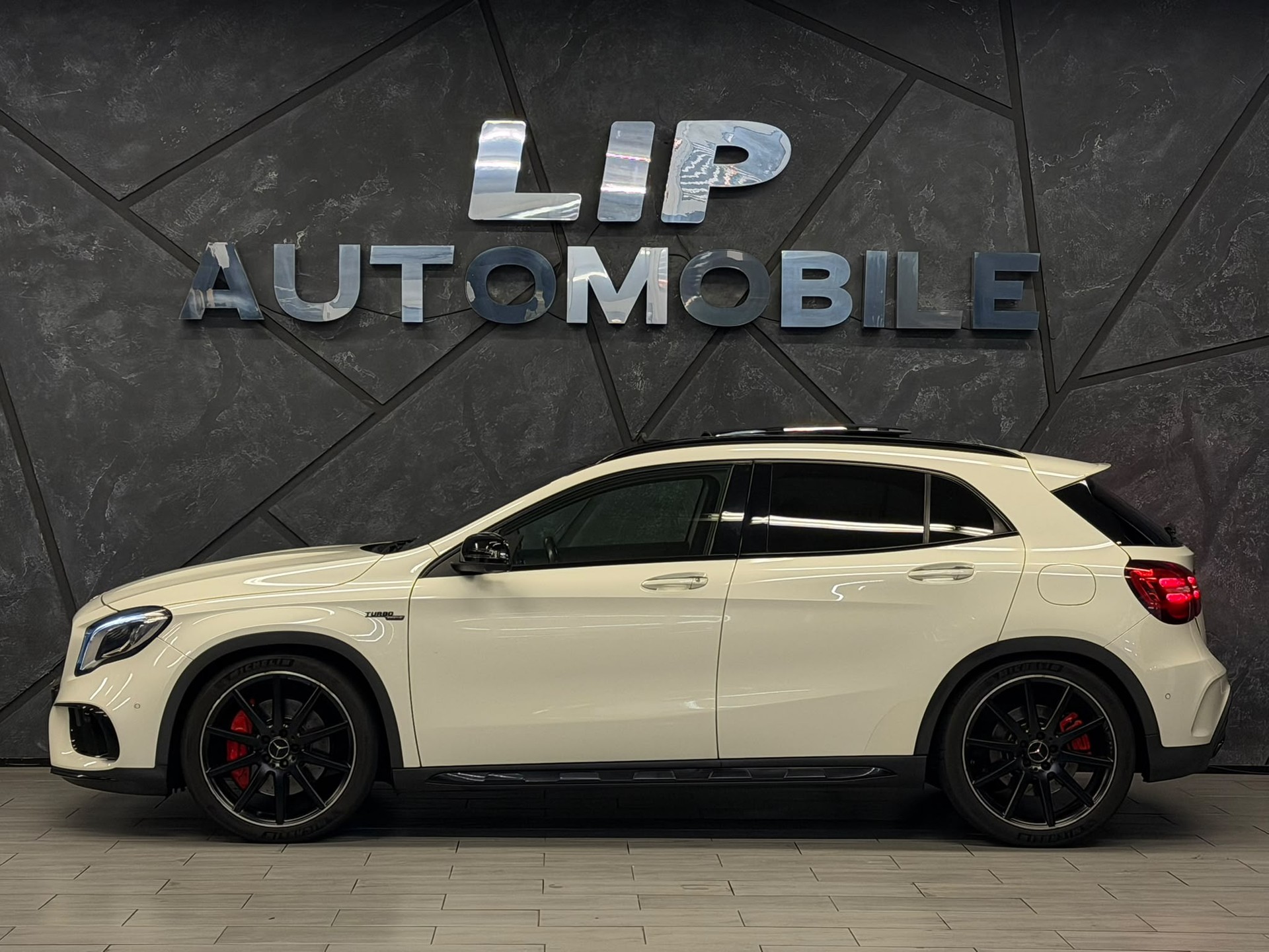 MERCEDES-BENZ GLA 45 AMG 4Matic 7G-DCT-image-3
