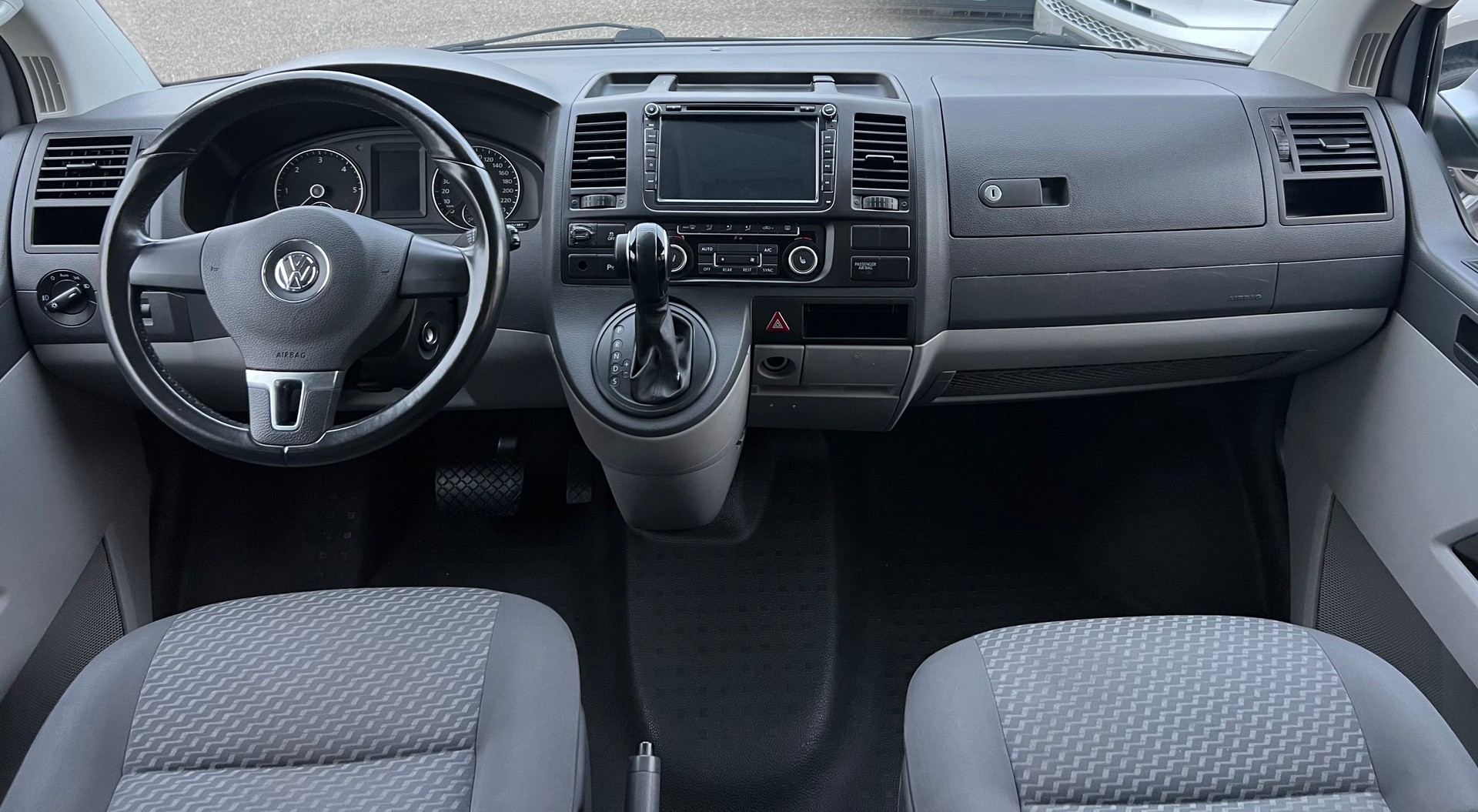 VW Caravelle Trendline 2.0 TDI CR DSG-image-11