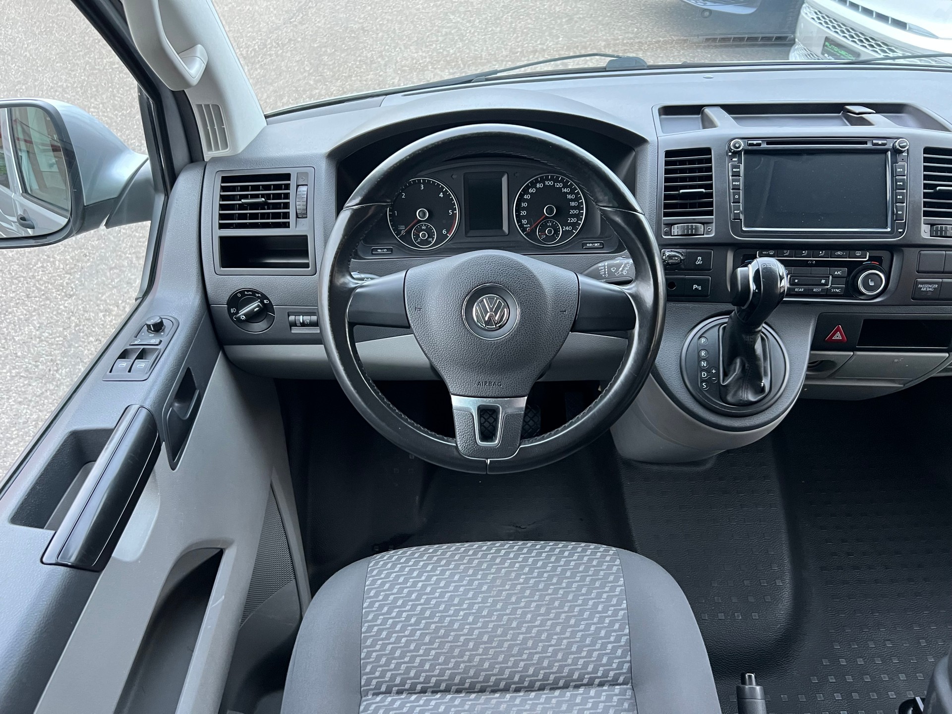 VW Caravelle Trendline 2.0 TDI CR DSG-image-12