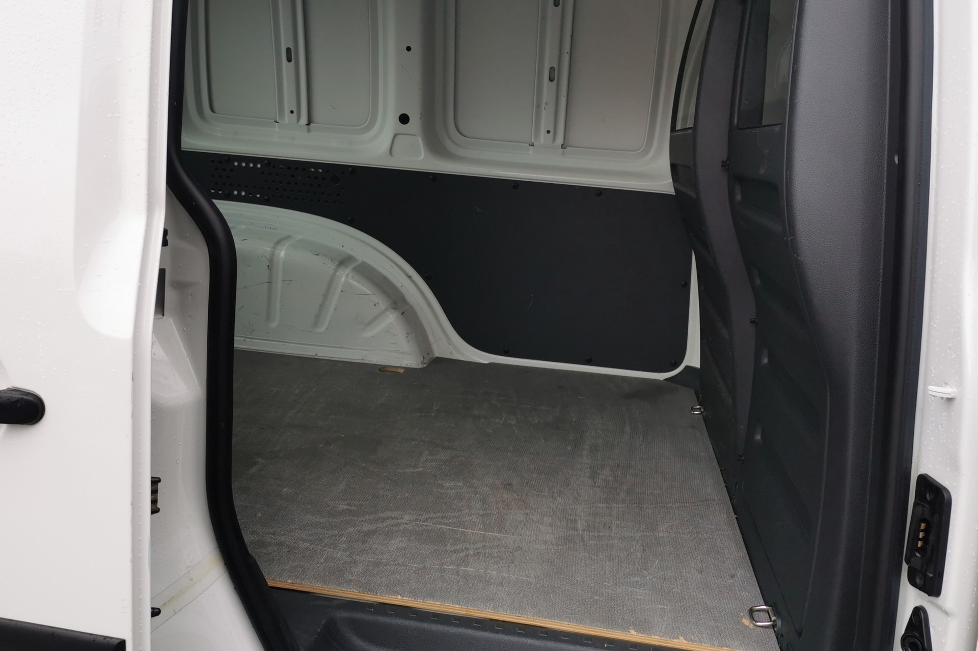VW Caddy 1.0 TSI Entry BlueMotion Technology-image-11
