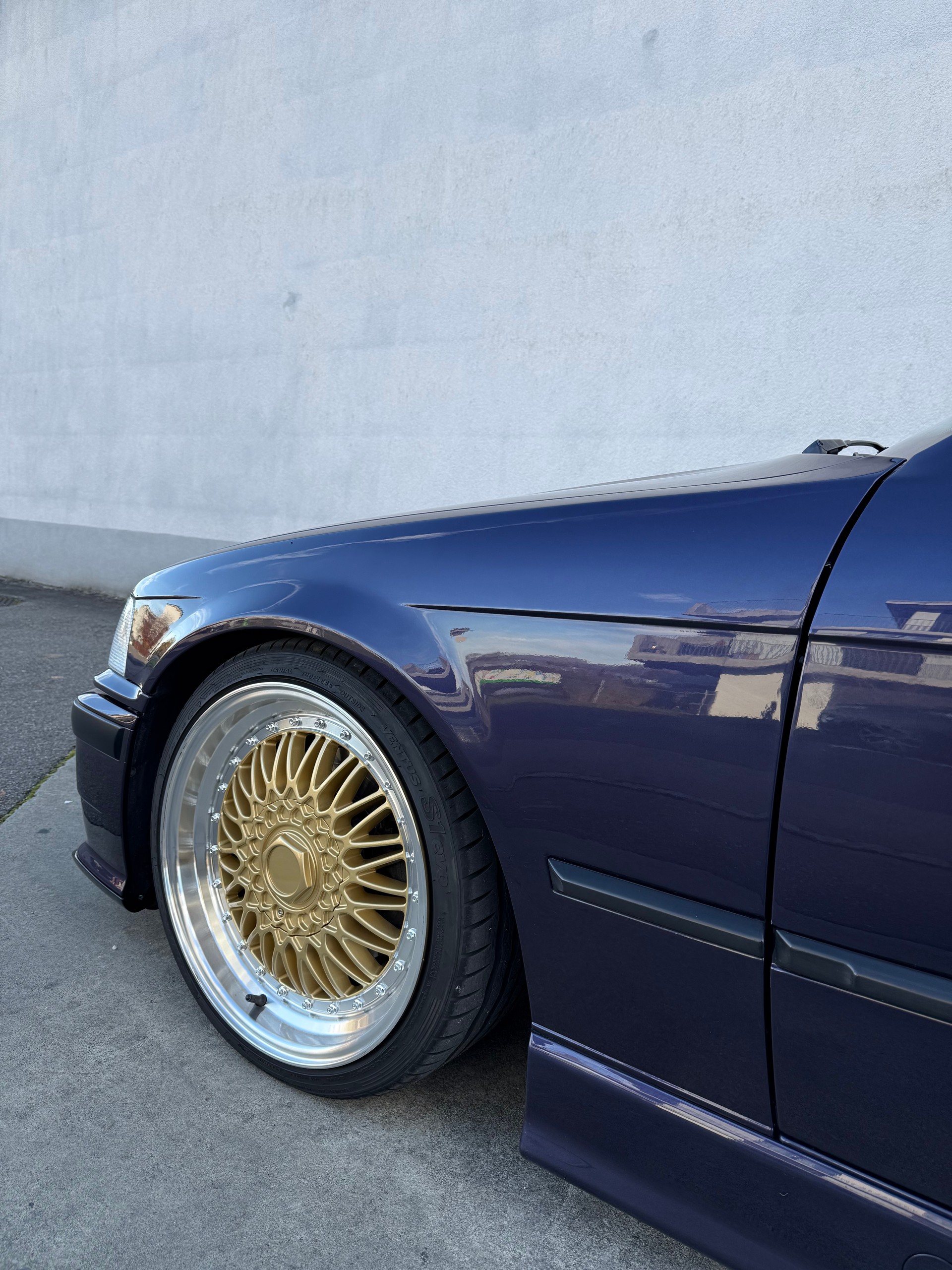 BMW 325i-image-10