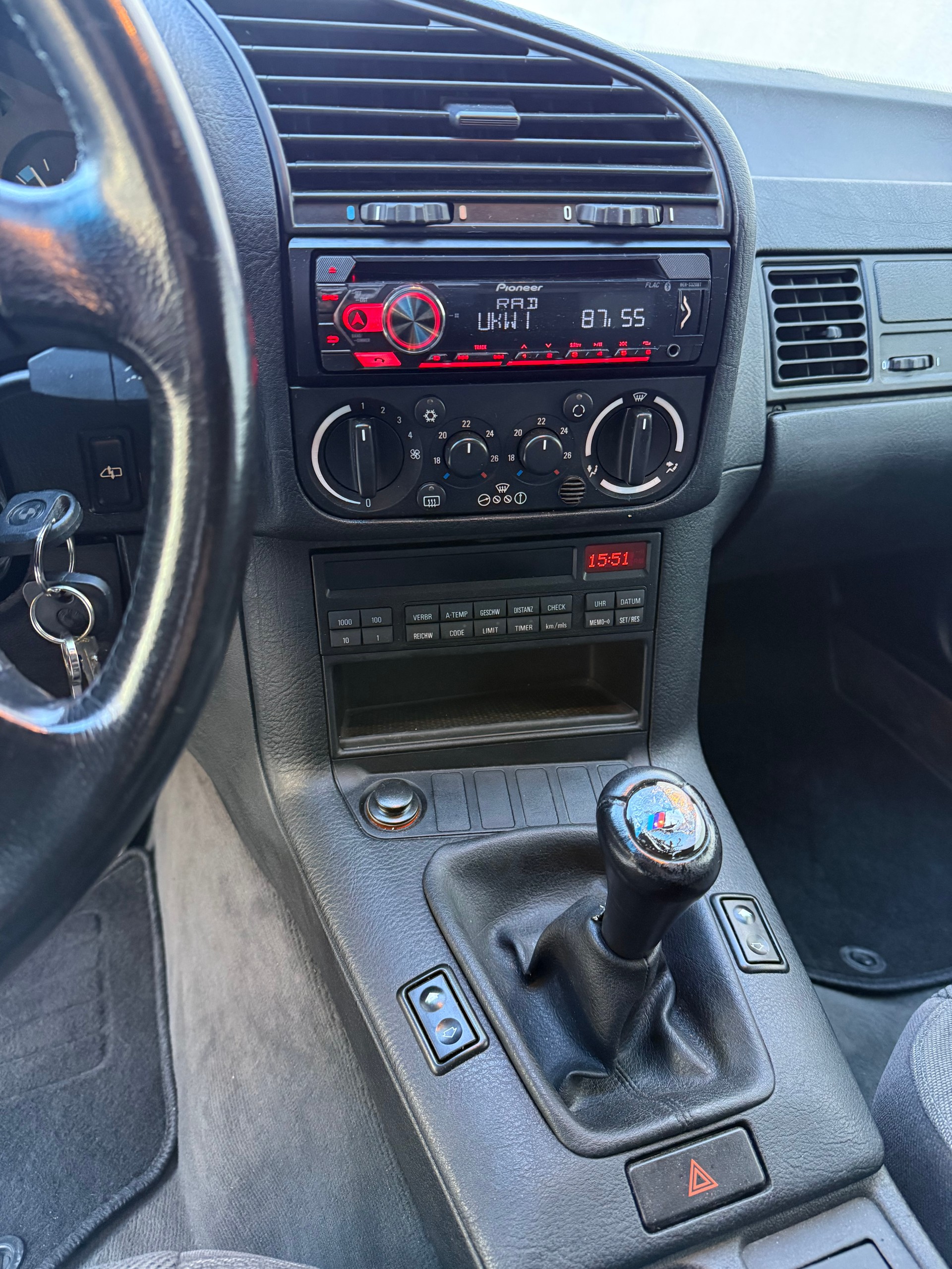 BMW 325i-image-13