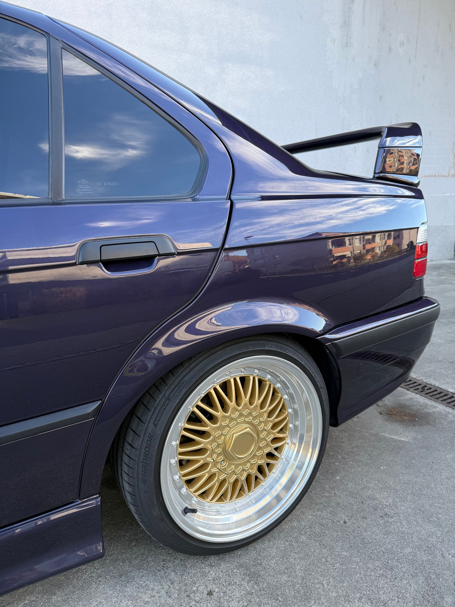 BMW 325i-image-11