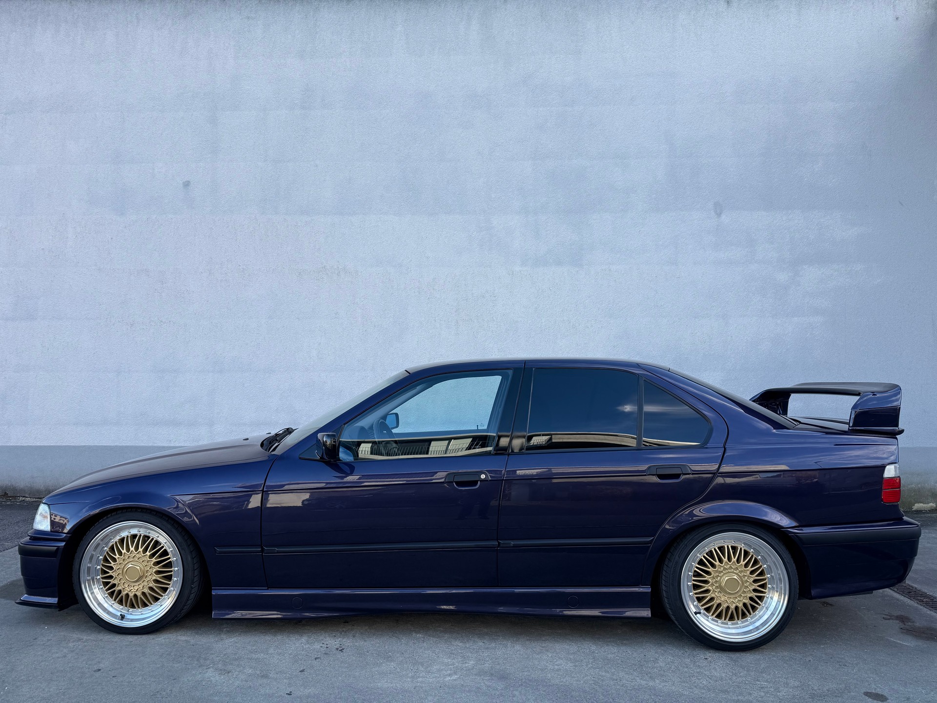 BMW 325i-image-9