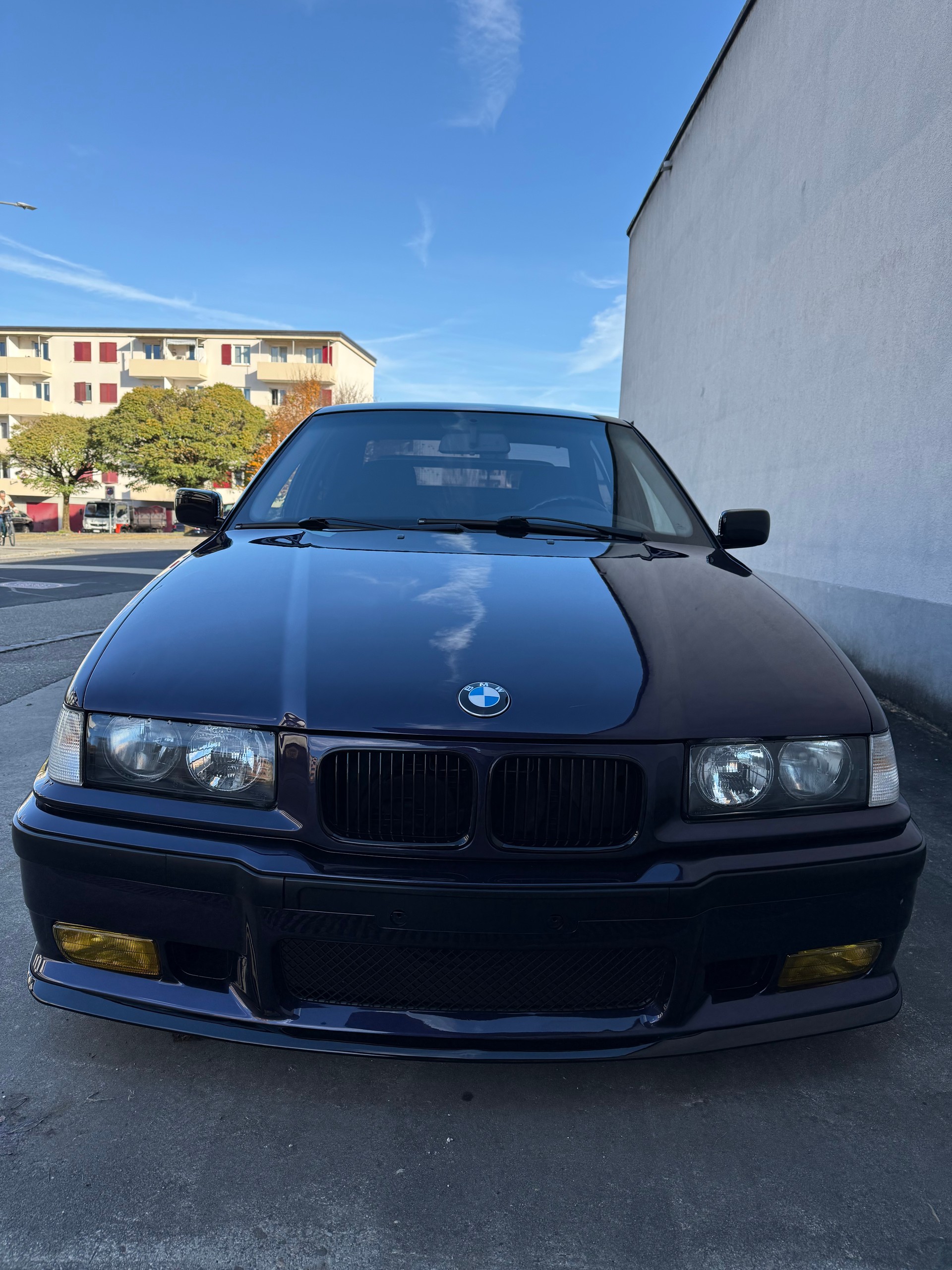 BMW 325i-showroom-element-2
