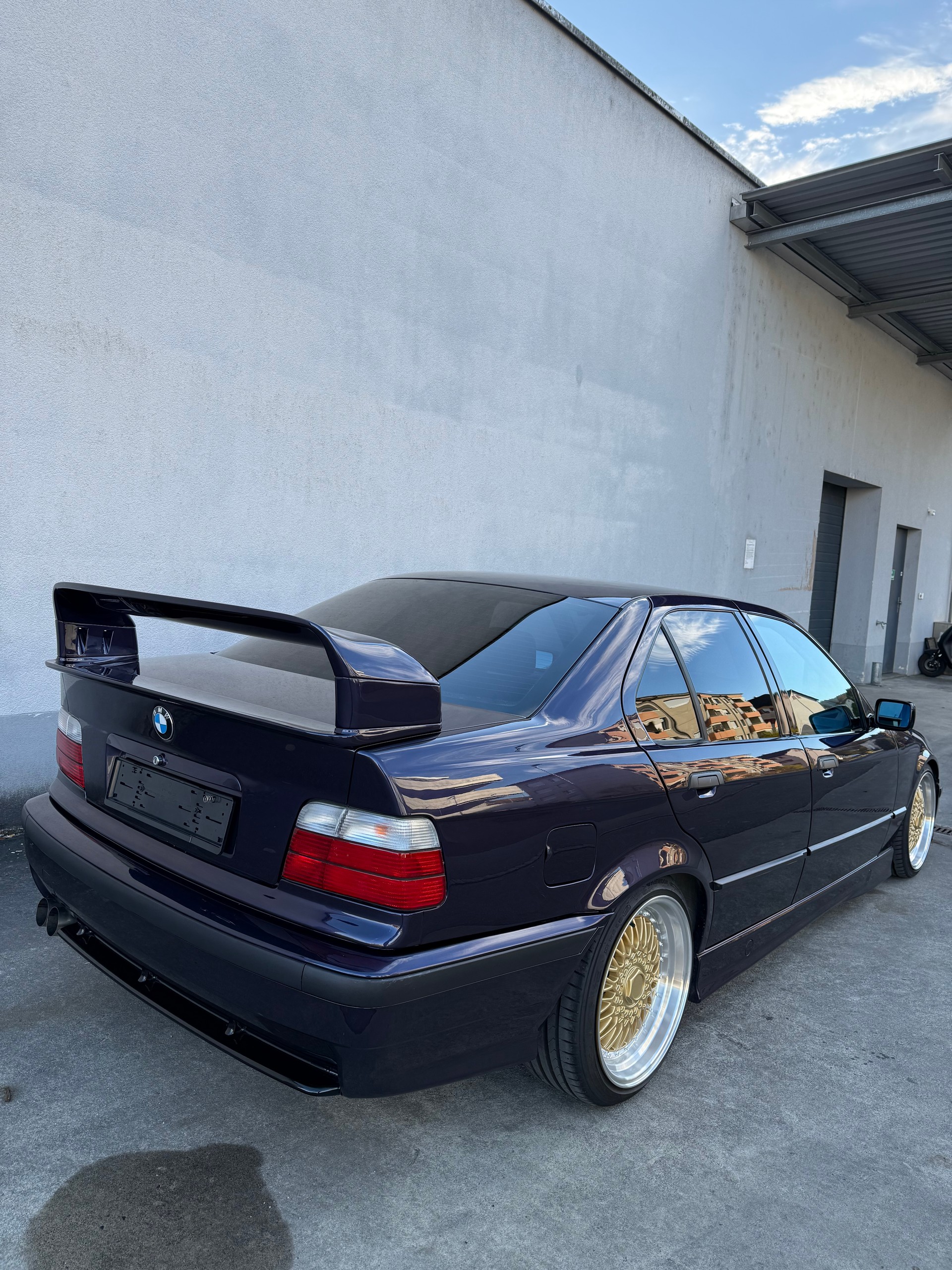 BMW 325i-image-7