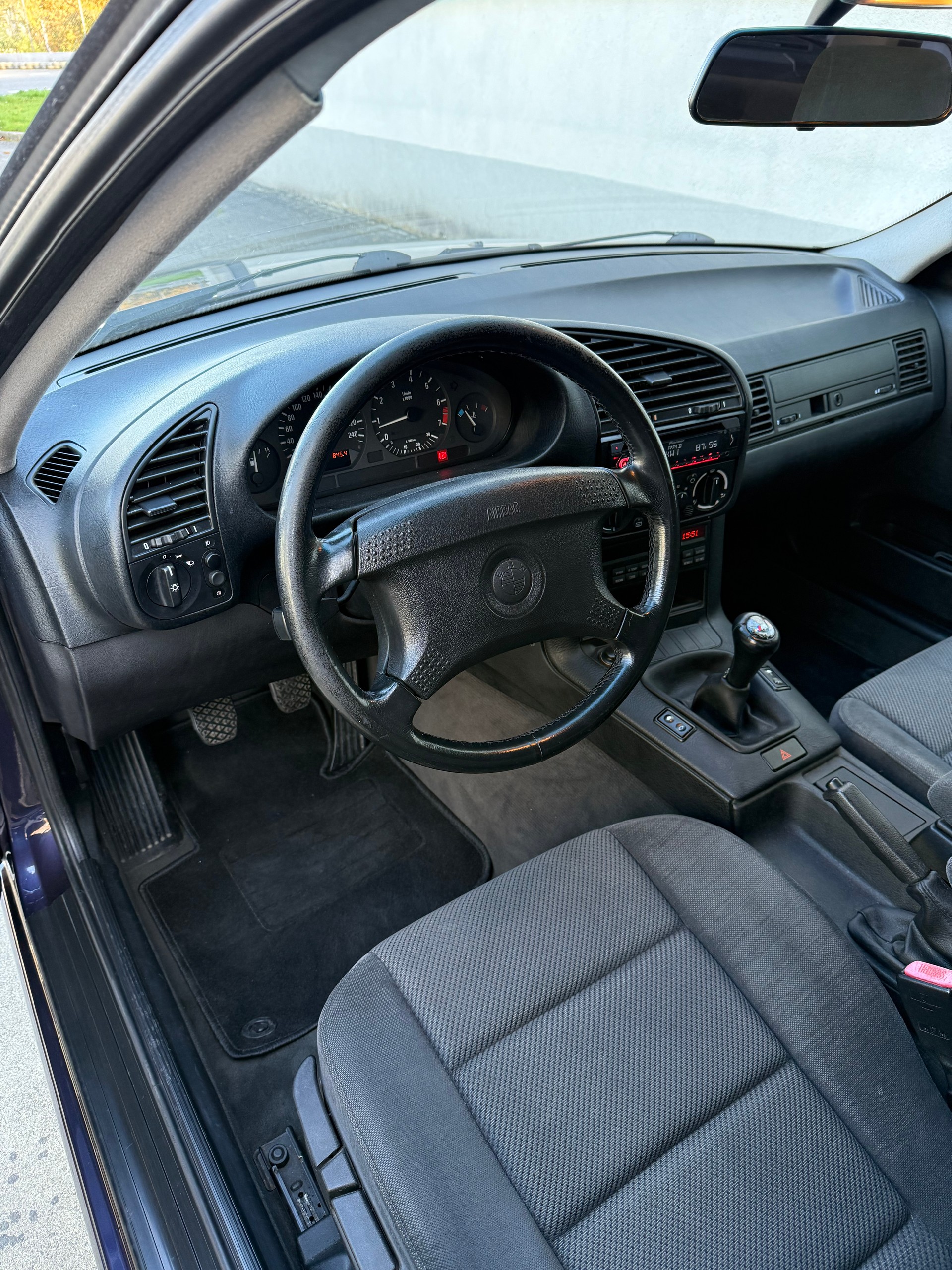 BMW 325i-image-12