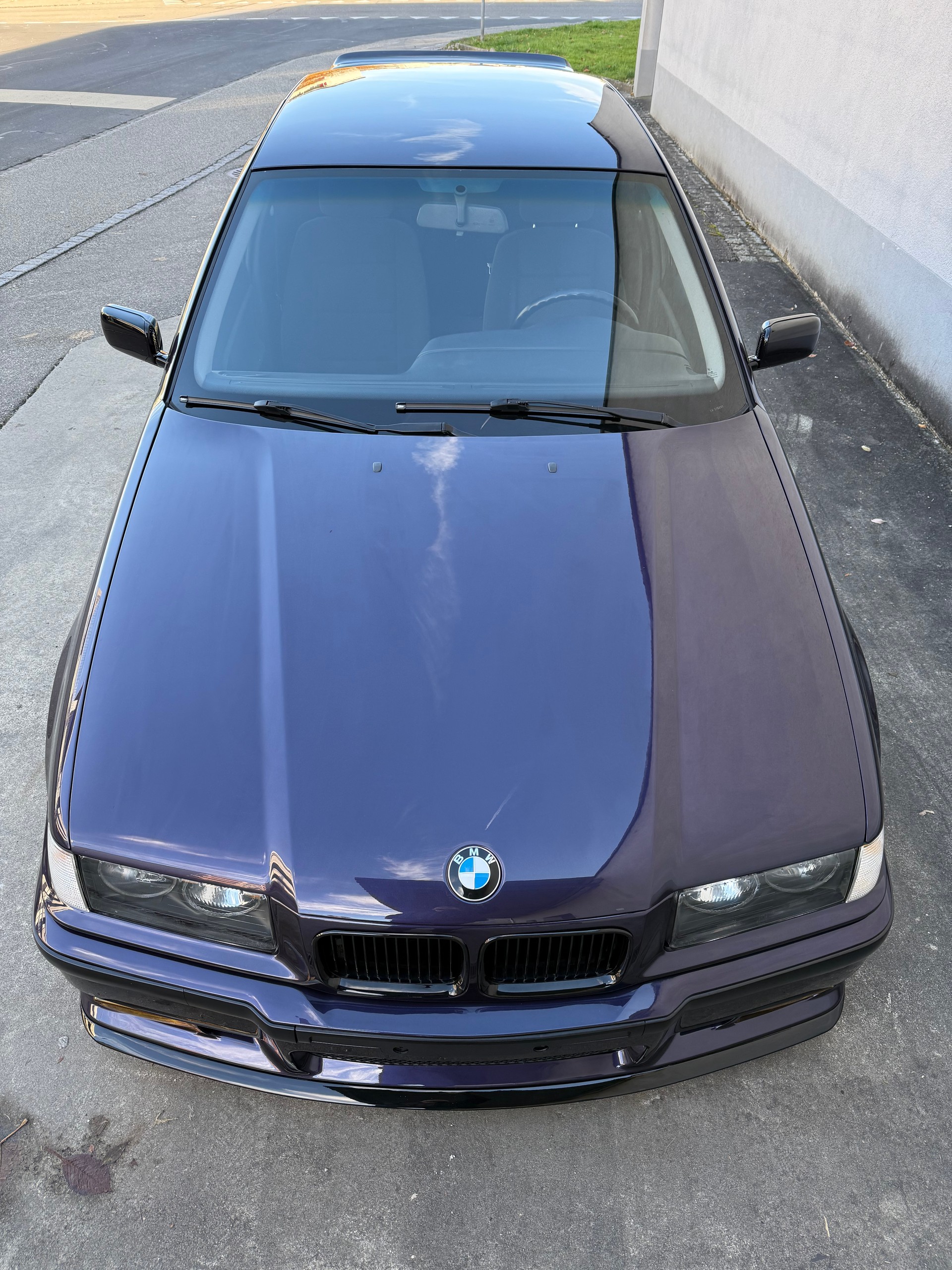 BMW 325i-showroom-element-3