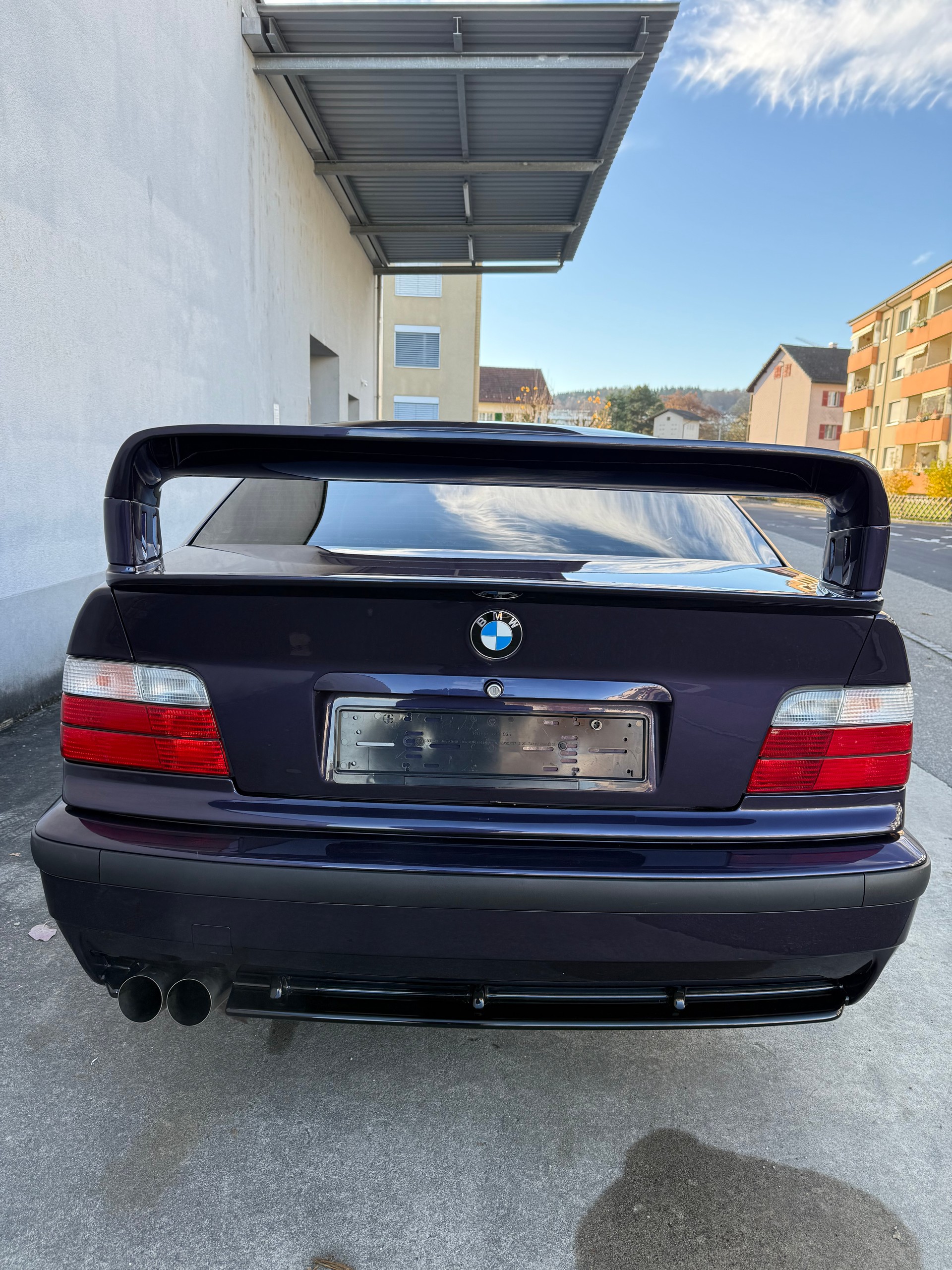 BMW 325i-image-8