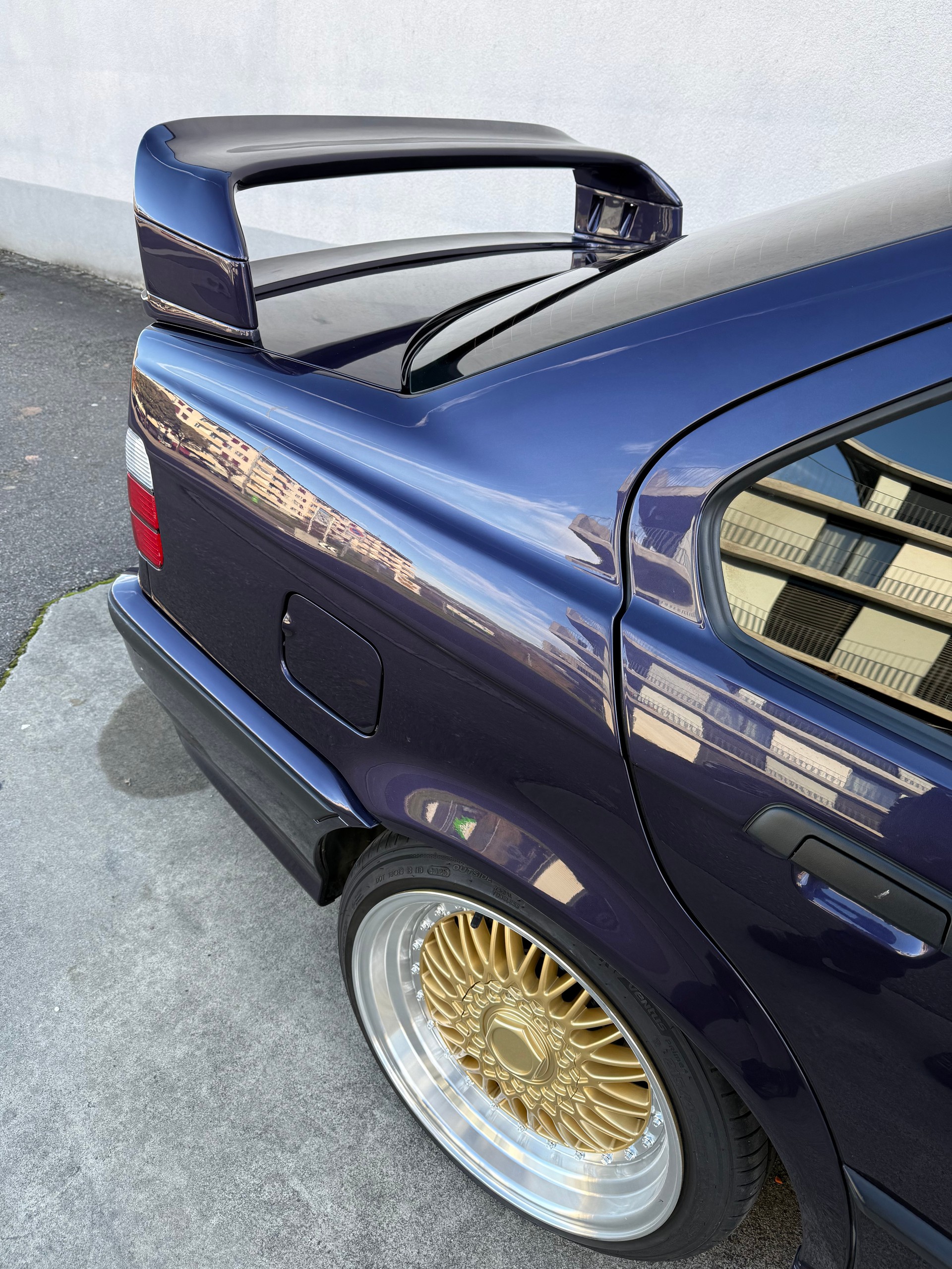BMW 325i-image-6