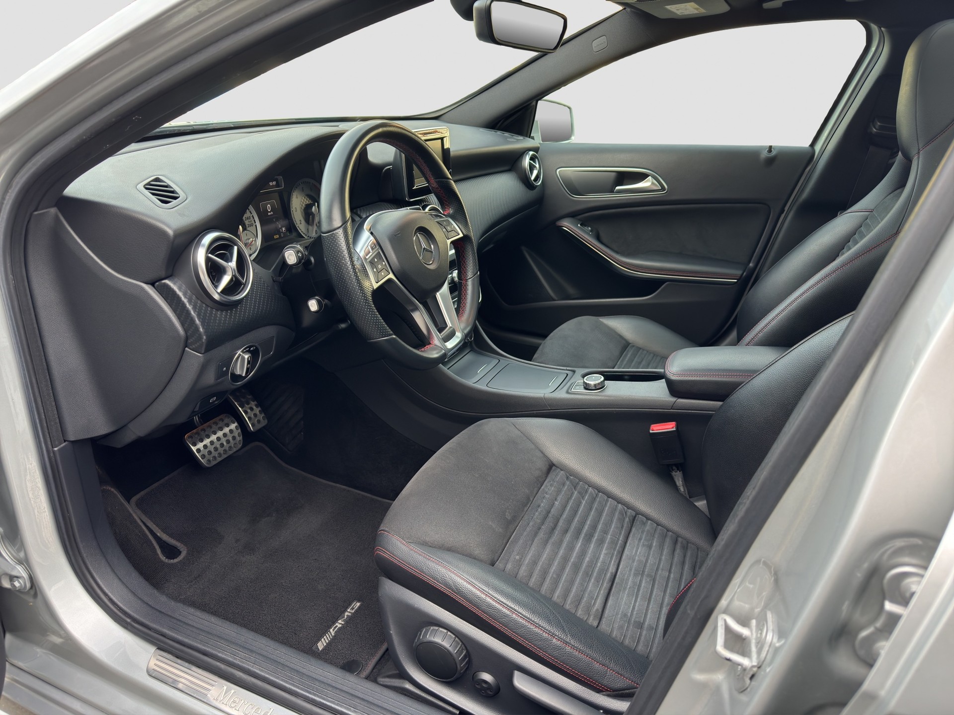 MERCEDES-BENZ A 250 AMG Line 4Matic 7G-DCT-image-9