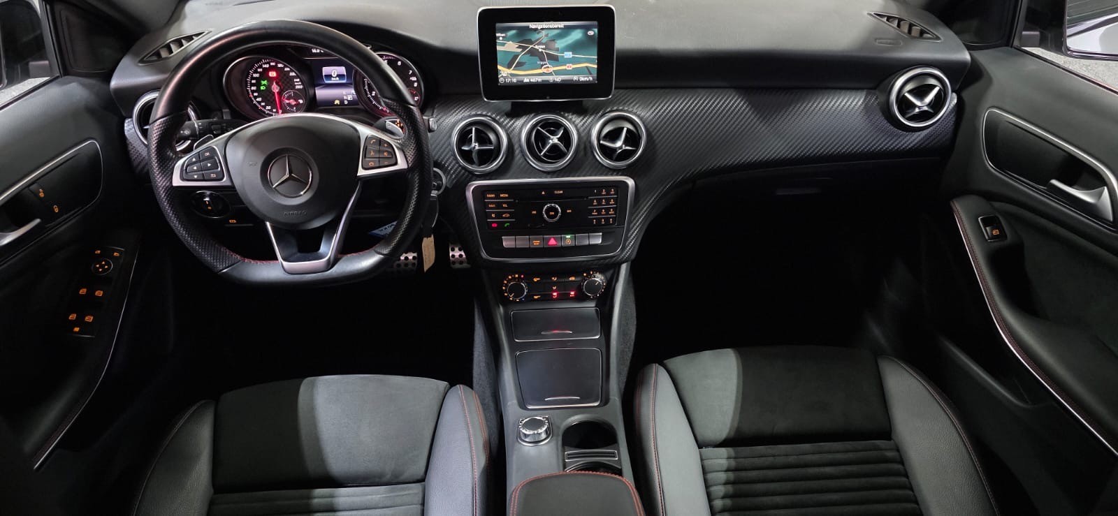 MERCEDES-BENZ A 250 AMG Line 7G-DCT *CH-FAHRZEUG*-image-12