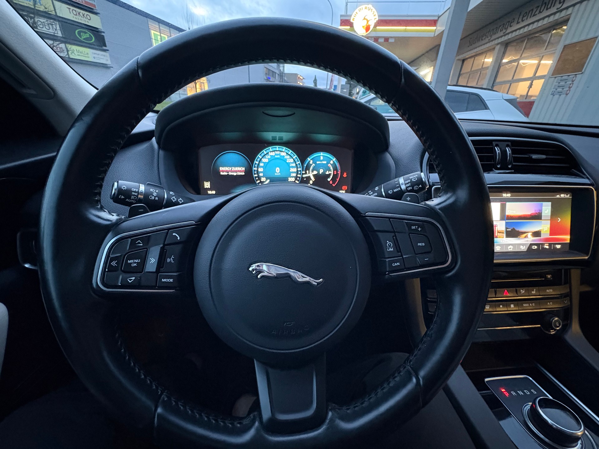 JAGUAR F-Pace 2.0d Portfolio AWD-image-12