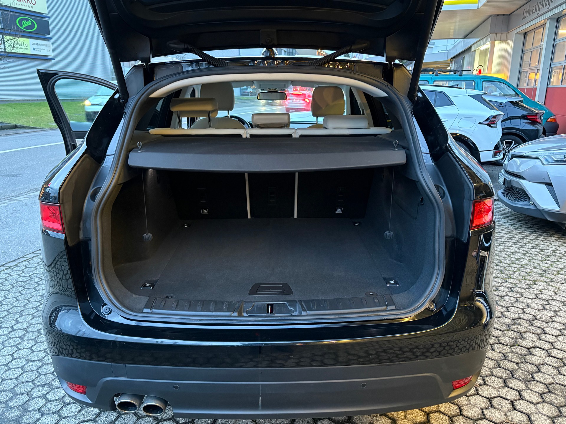 JAGUAR F-Pace 2.0d Portfolio AWD-image-6