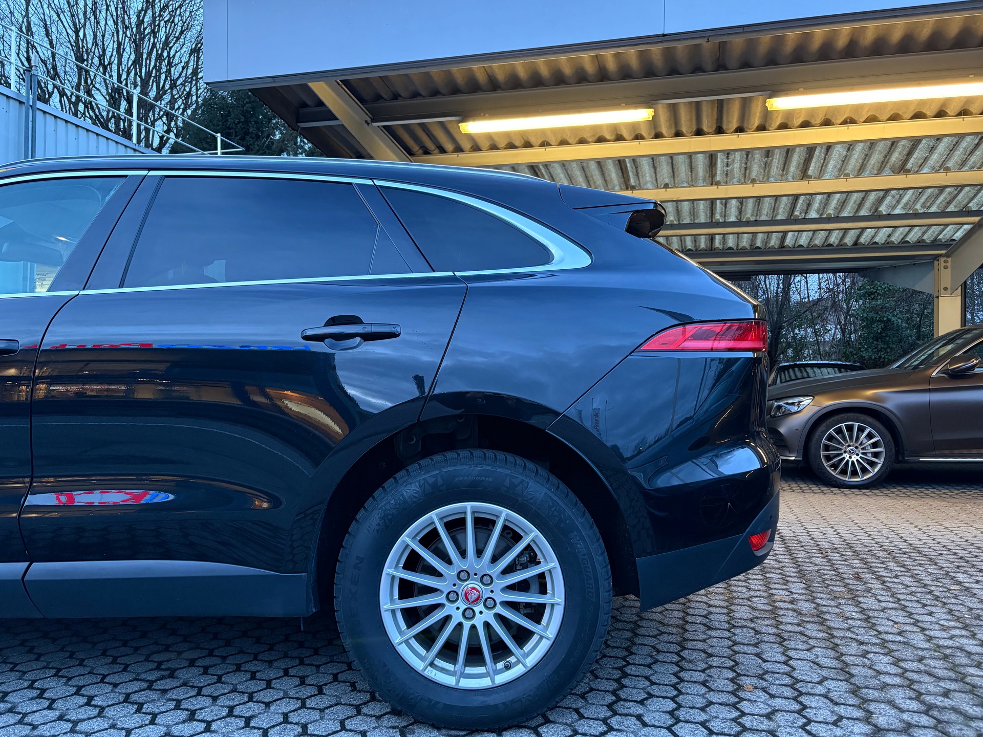 JAGUAR F-Pace 2.0d Portfolio AWD-image-2