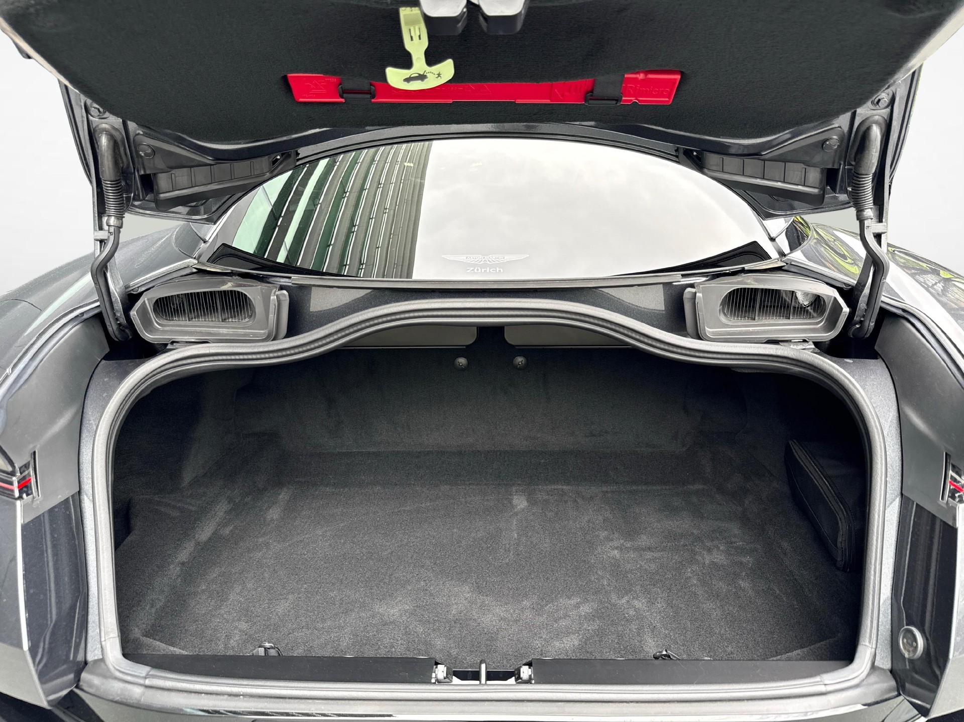 ASTON MARTIN DB12 Coupé 4.0 V8 Bi-Turbo-image-11