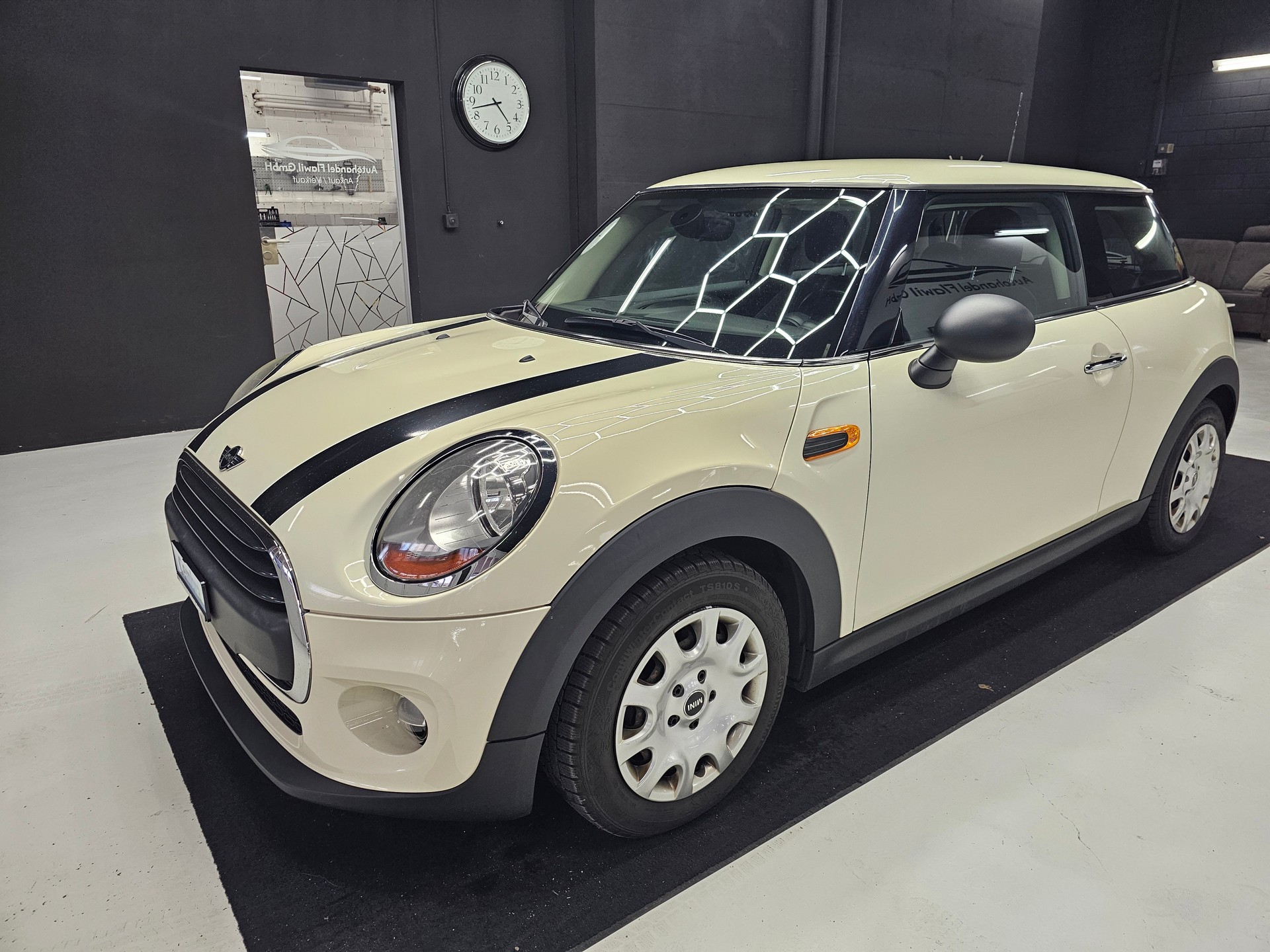 MINI One First-showroom-element-2