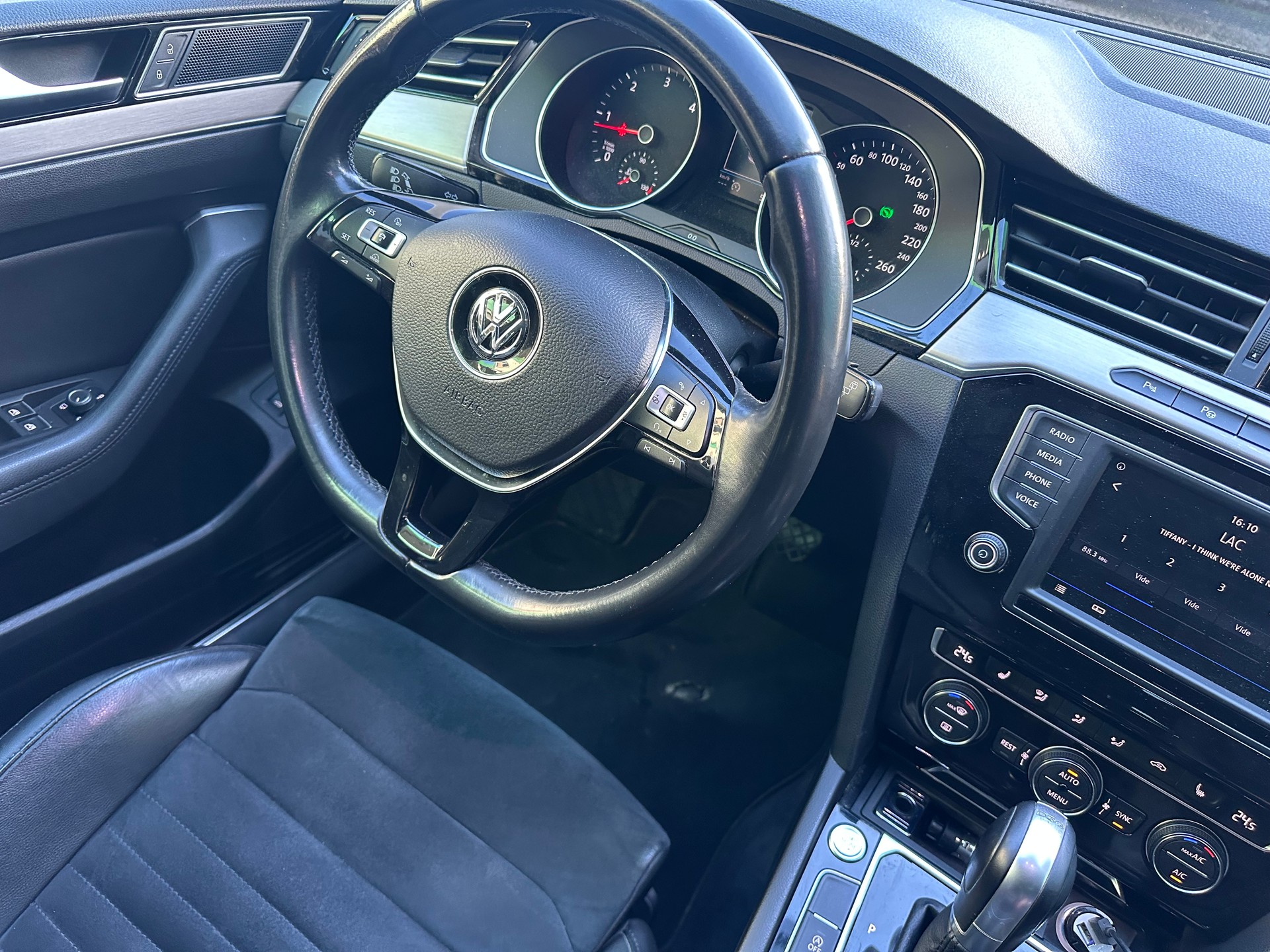 VW Passat Variant 2.0 TDI BMT Trendline DSG-image-6
