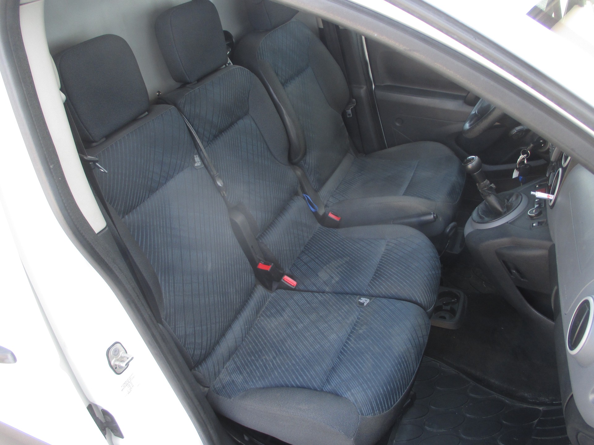 PEUGEOT Partner 1.6 e-HDI Urban Pack-image-11