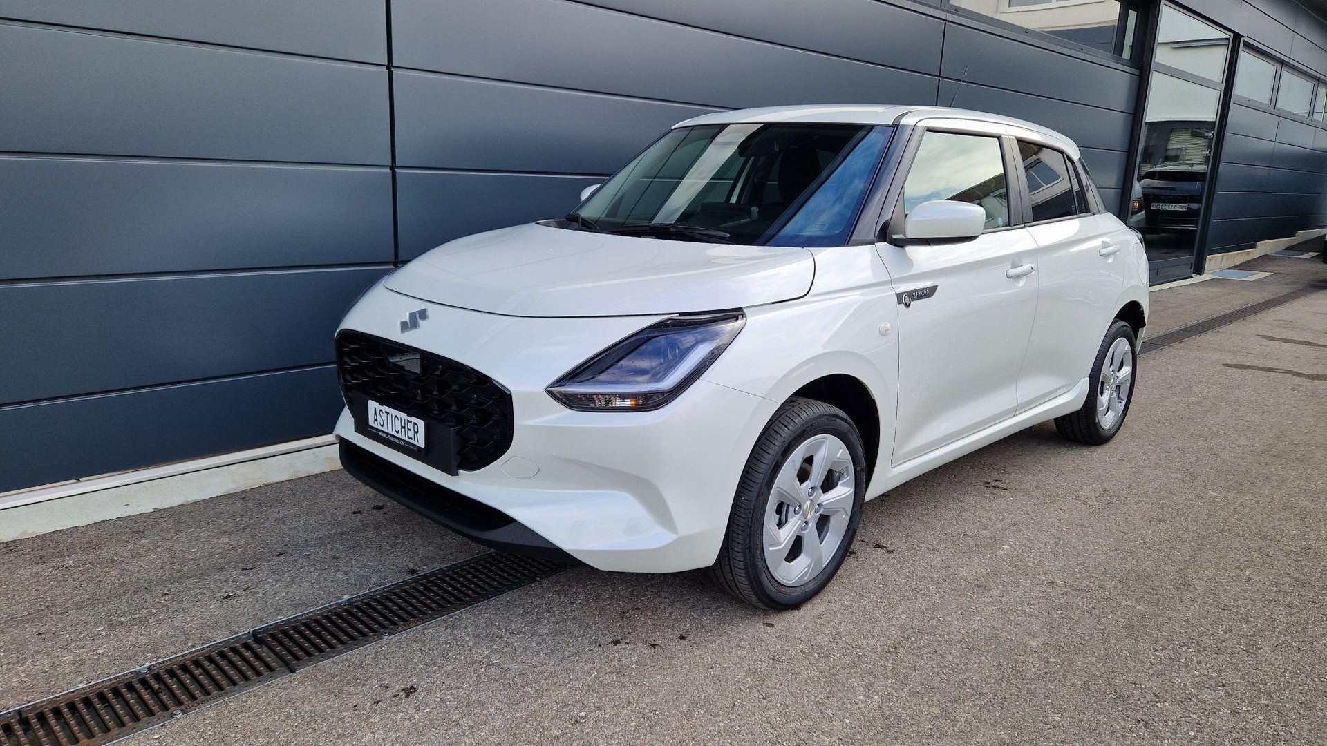 SUZUKI Swift 1.2 Sakura Hybrid 4x4-image-0