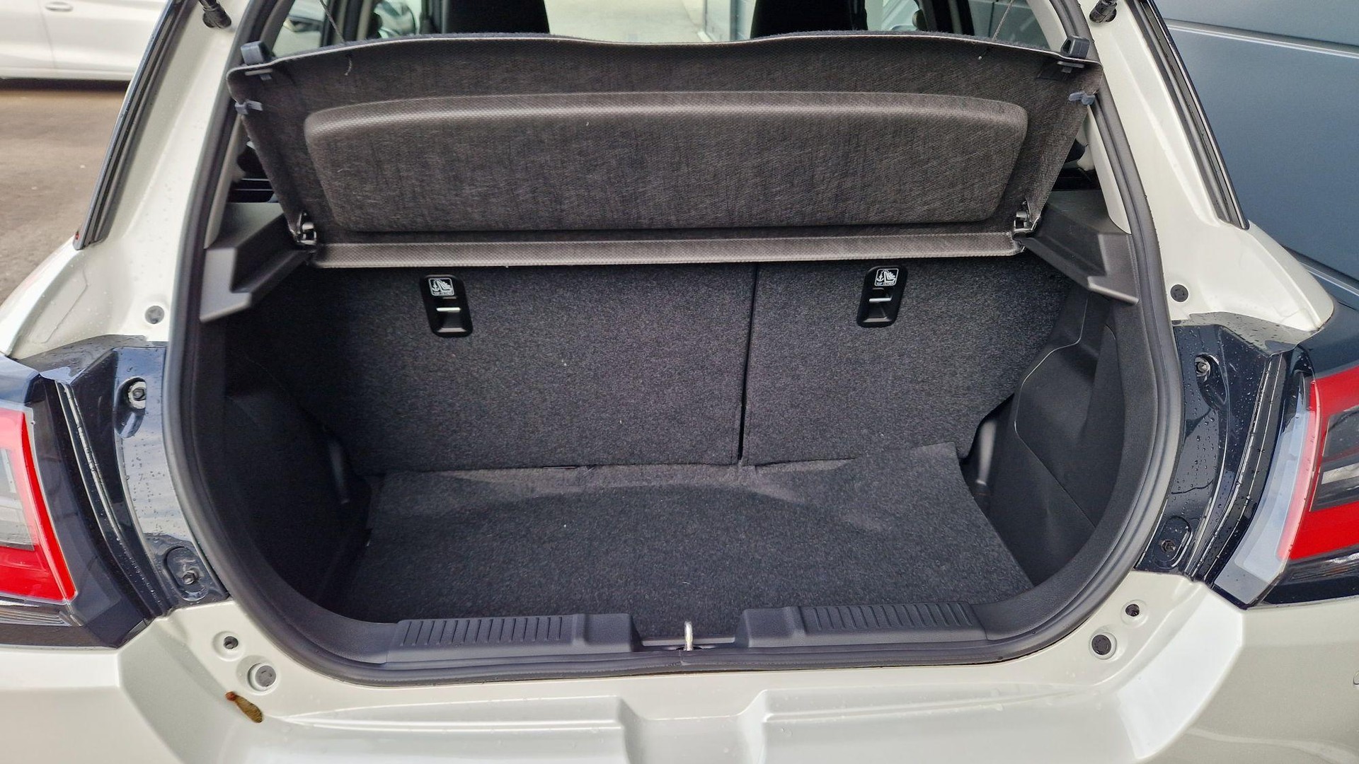 SUZUKI Swift 1.2 Sakura Hybrid 4x4-image-11