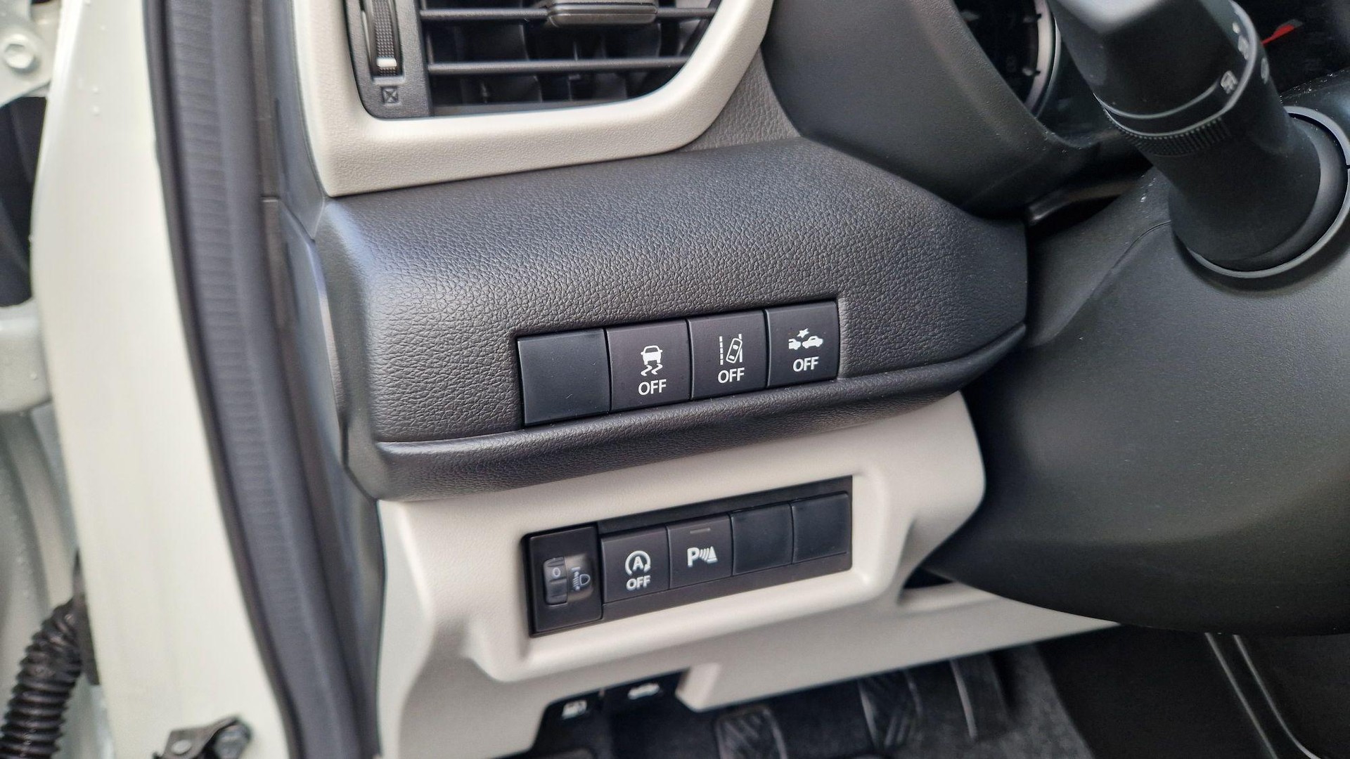 SUZUKI Swift 1.2 Sakura Hybrid 4x4-image-5