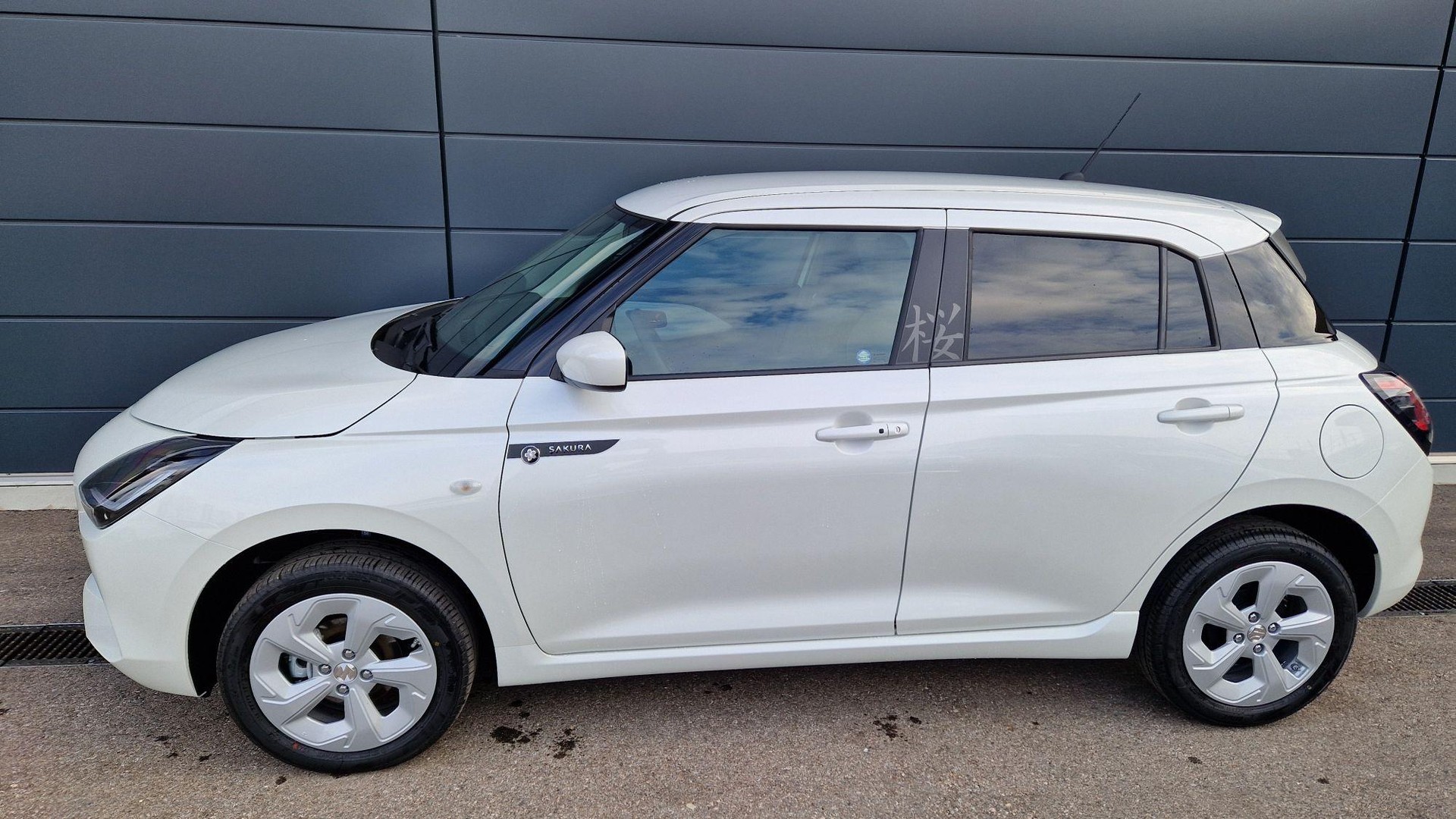 SUZUKI Swift 1.2 Sakura Hybrid 4x4-image-2