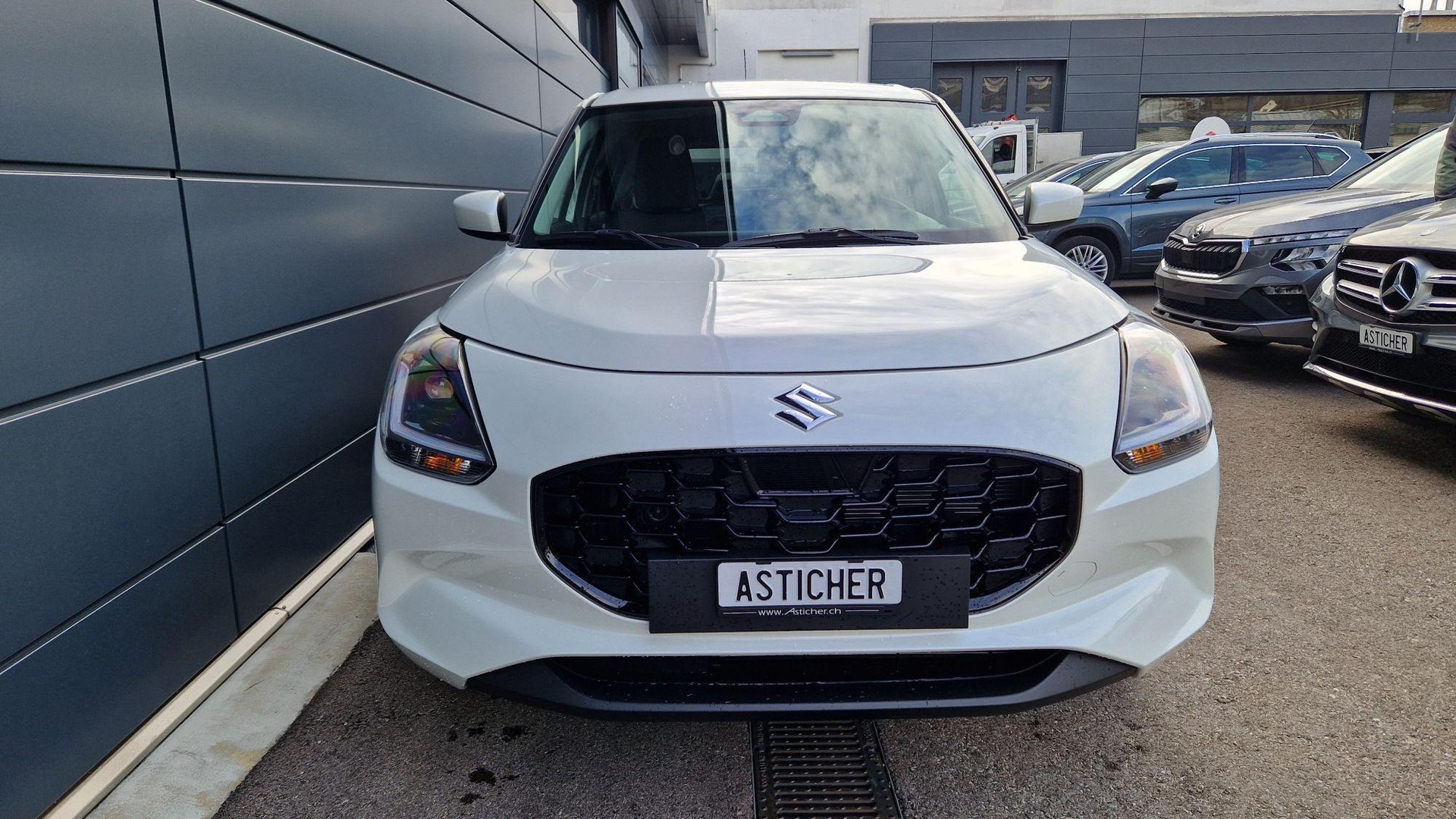 SUZUKI Swift 1.2 Sakura Hybrid 4x4-image-1