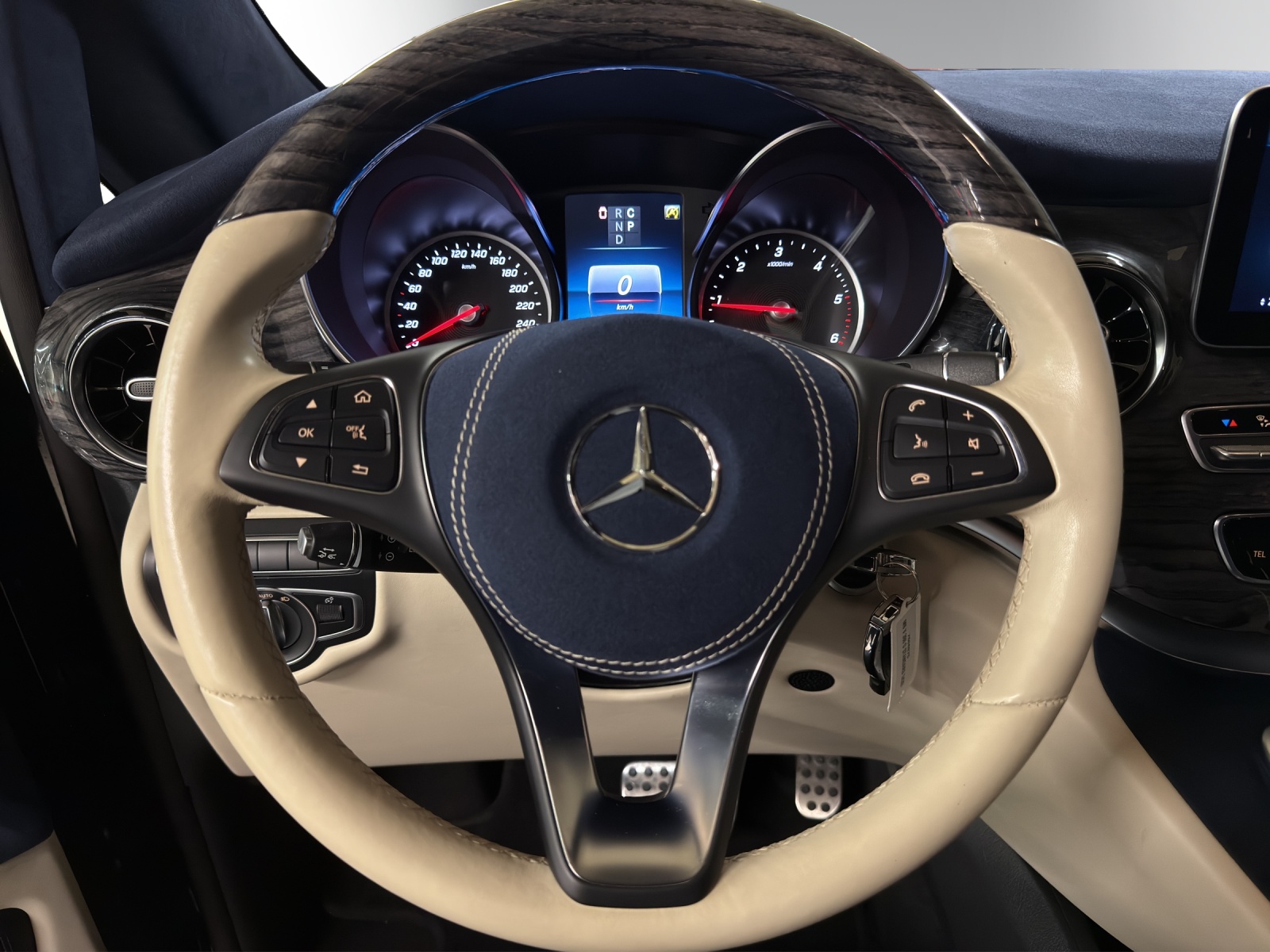 MERCEDES-BENZ V 300d VIP Luxe Extralong 4Matic-image-13