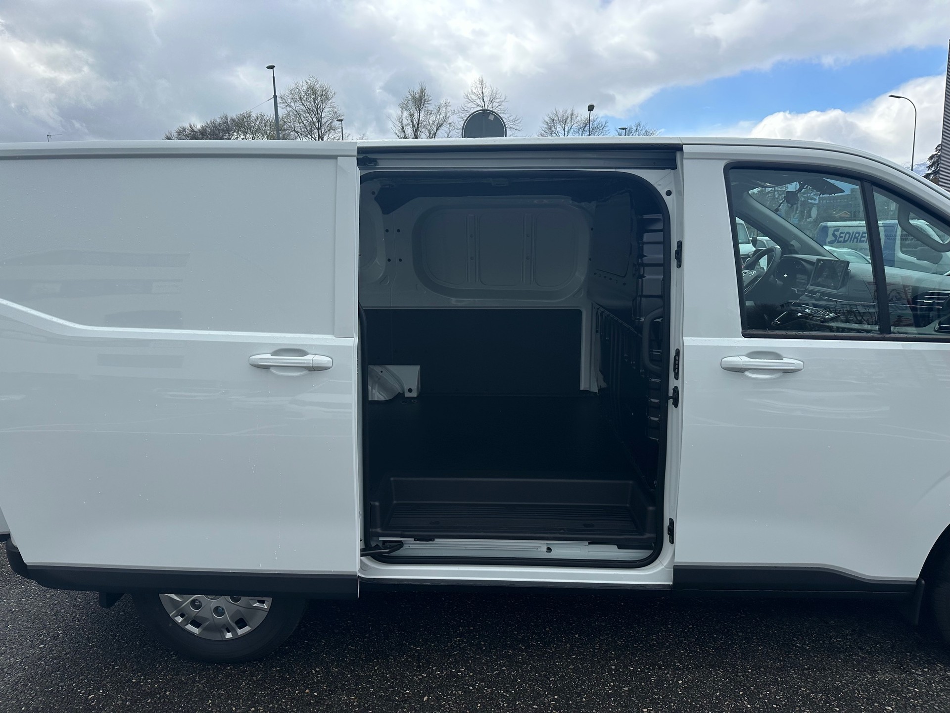 MAXUS eDeliver 7 L1 77kWh-image-7