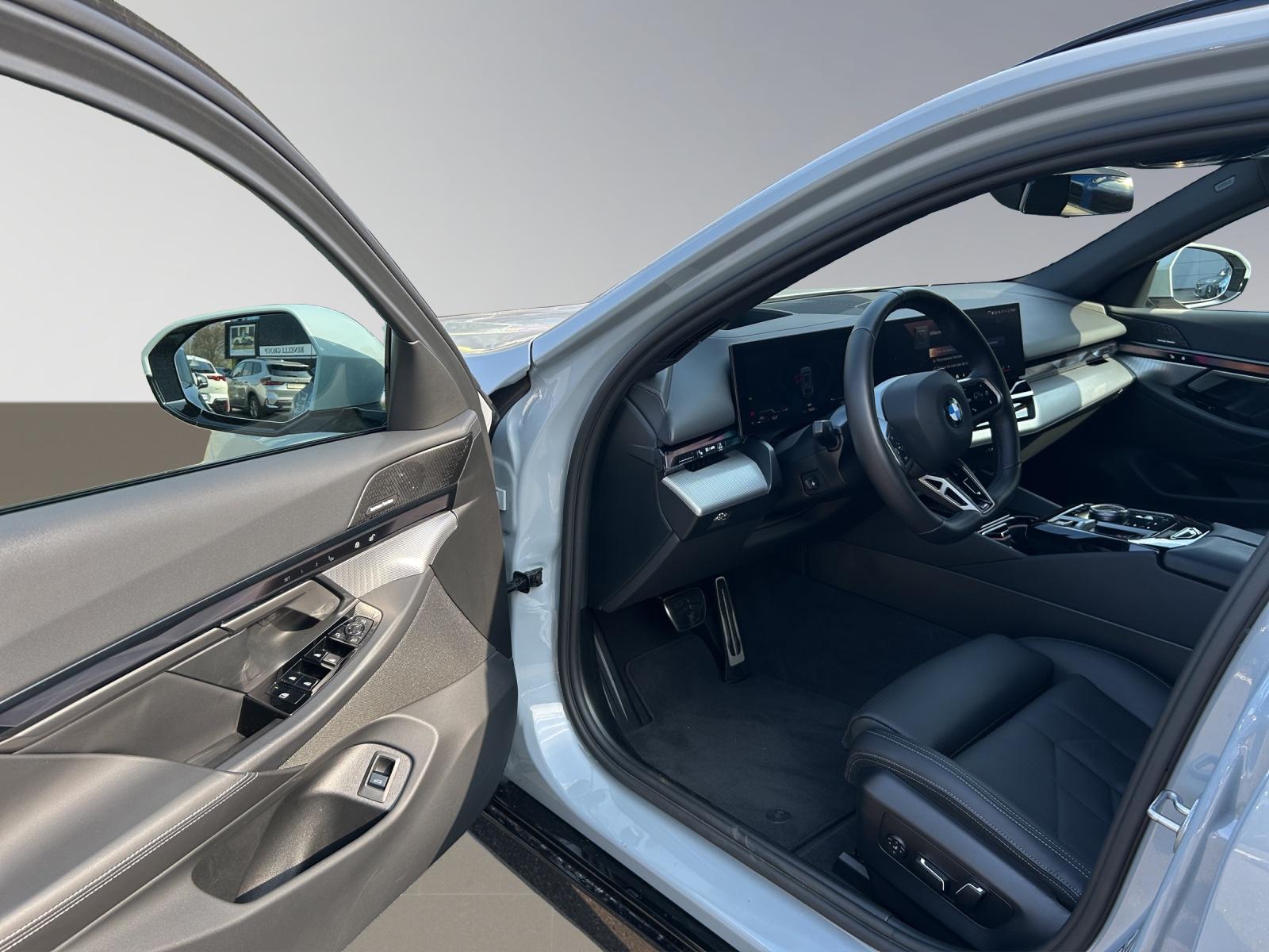 BMW 520d xDrive Touring-image-11