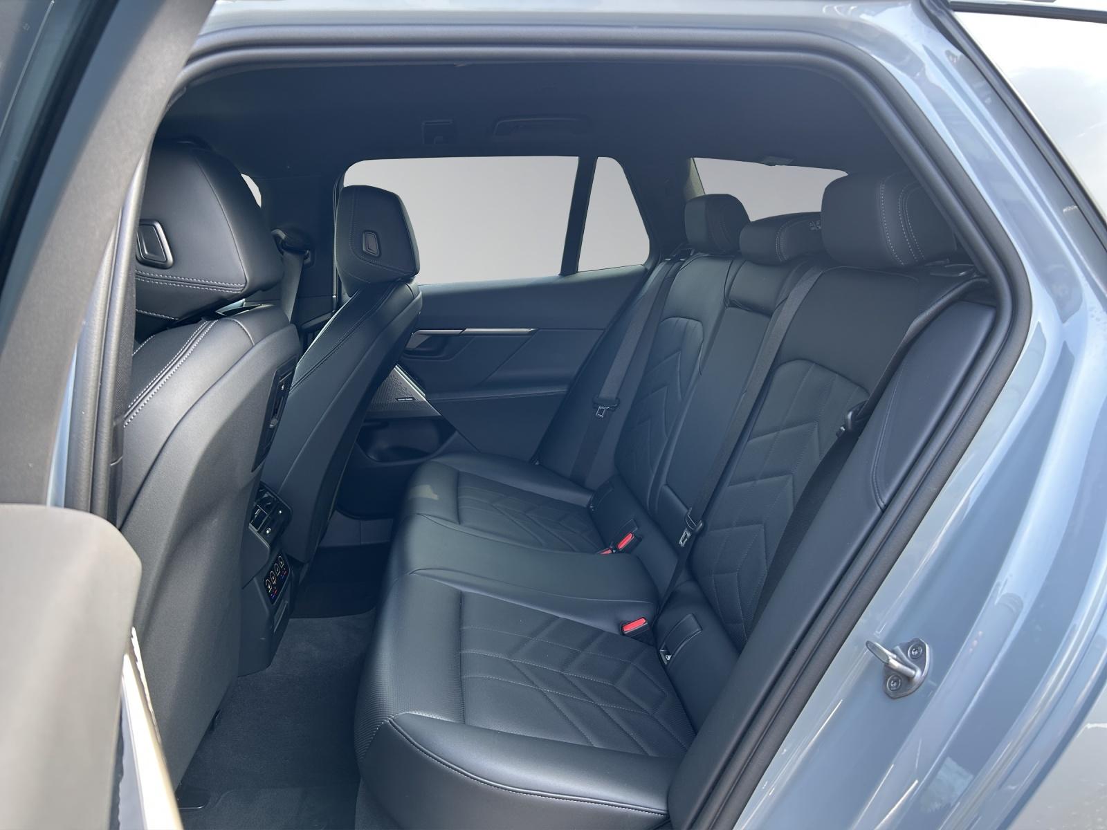 BMW 520d xDrive Touring-image-13
